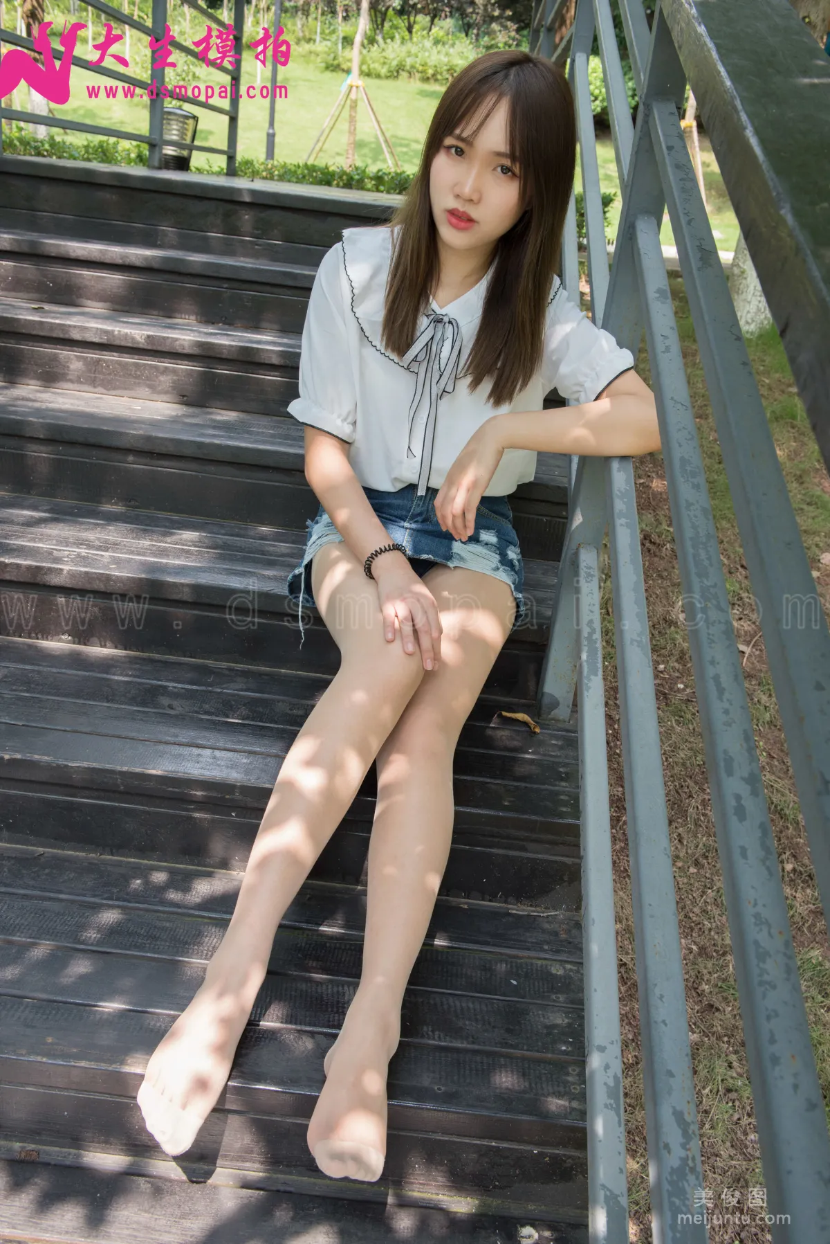 [DaSheng] No.137 Wan Ling, Short Skirt and Sheer Stockings in the Park photo 44