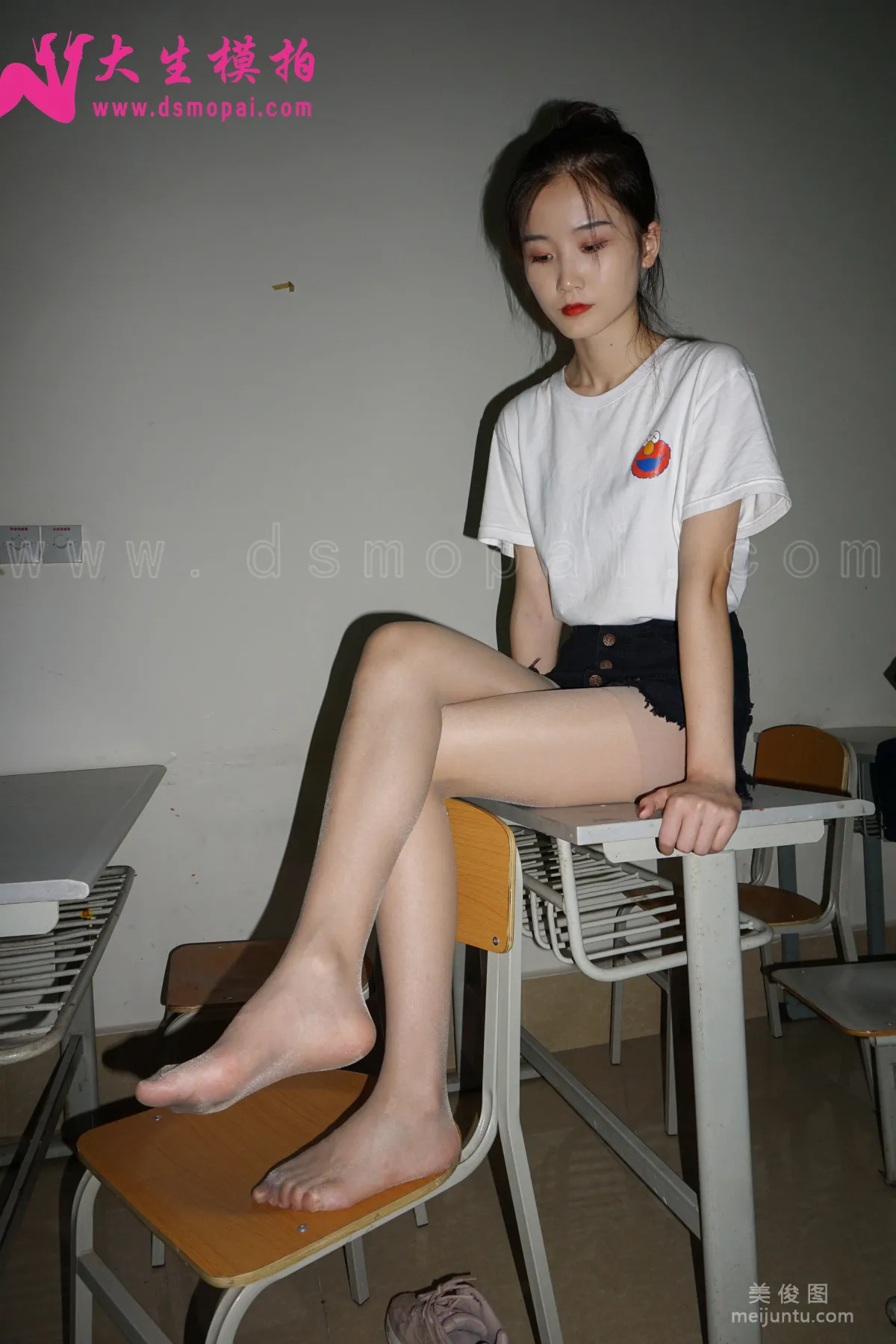 [DaSheng] No.151 You You, Flesh-Colored Stockings Under the Flash photo 33