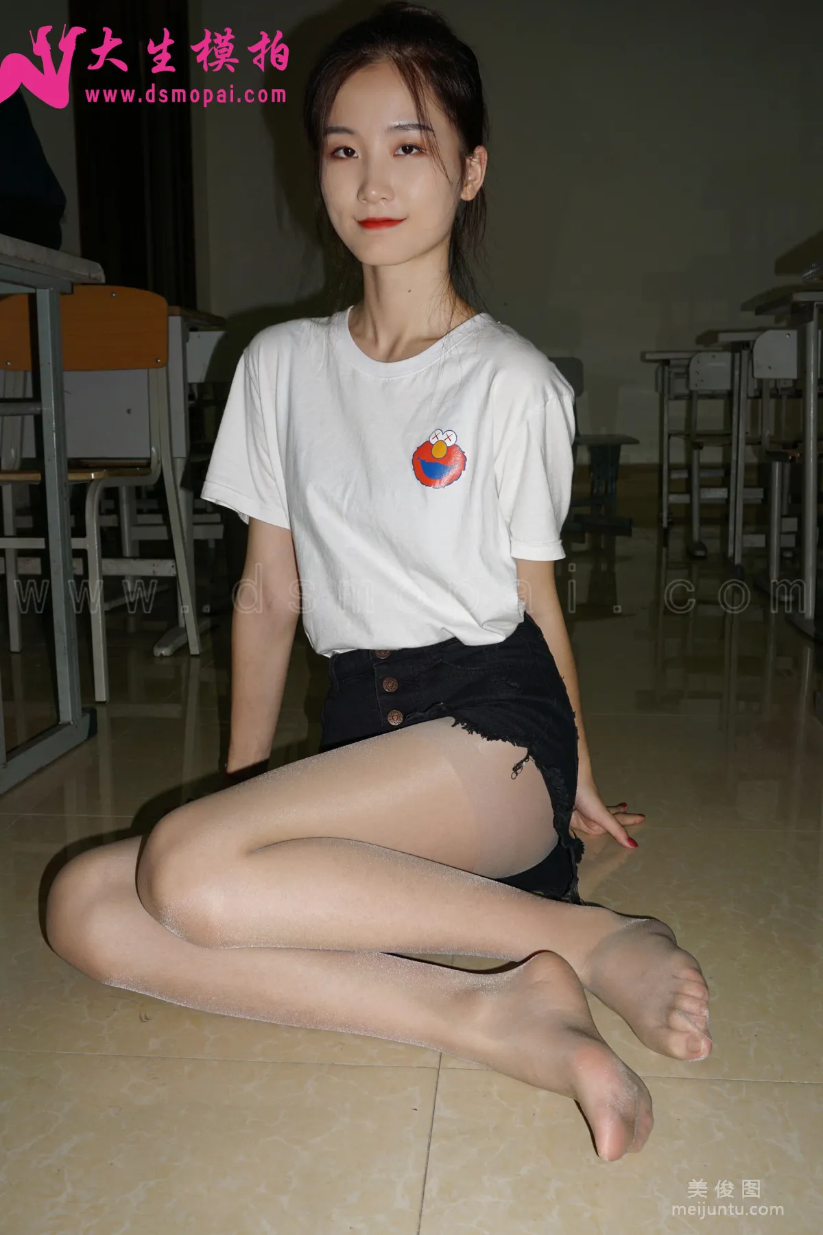 [DaSheng] No.151 You You, Flesh-Colored Stockings Under the Flash photo 44