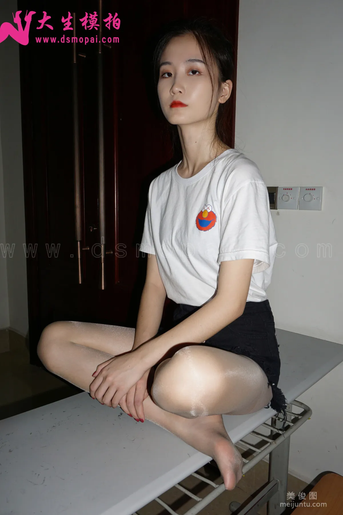 [DaSheng] No.151 You You, Flesh-Colored Stockings Under the Flash photo 29