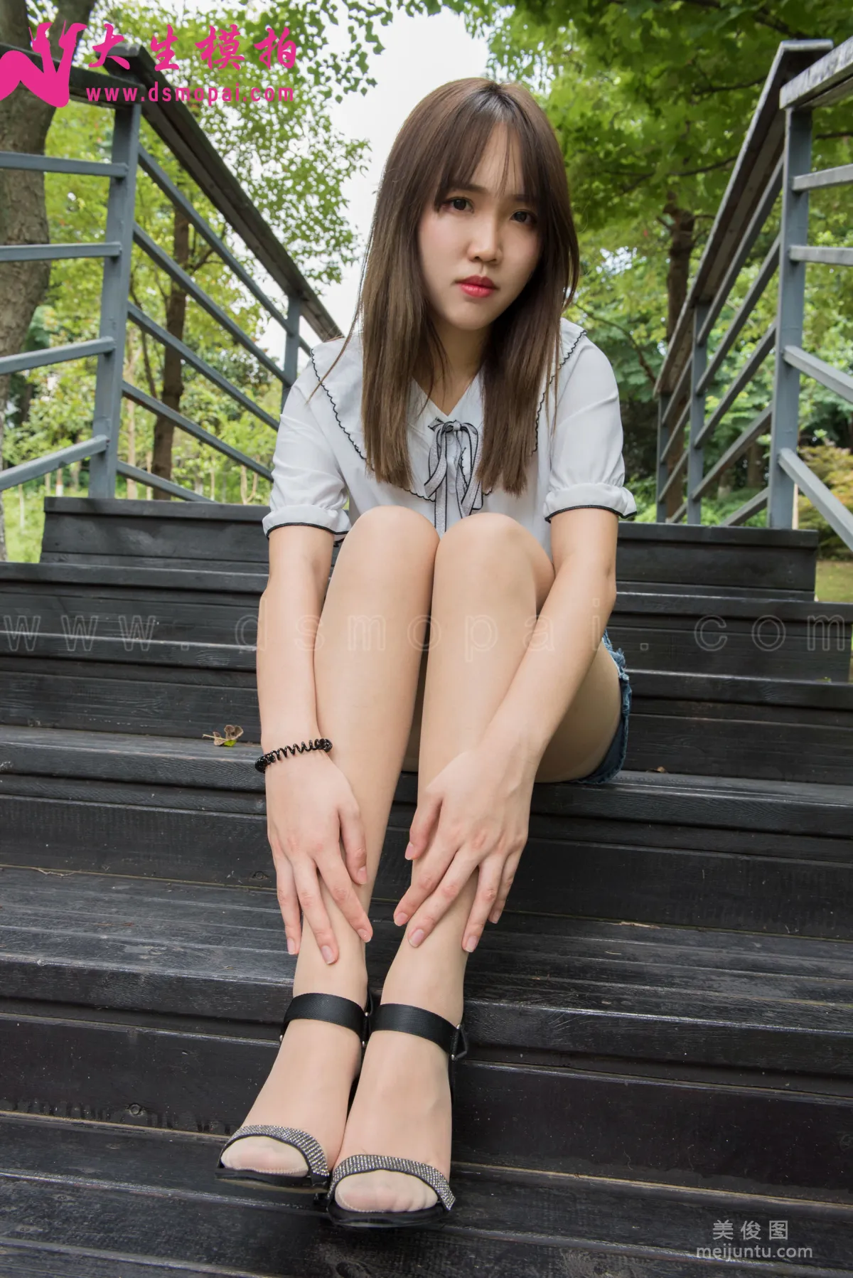 [DaSheng] No.137 Wan Ling, Short Skirt and Sheer Stockings in the Park photo 15