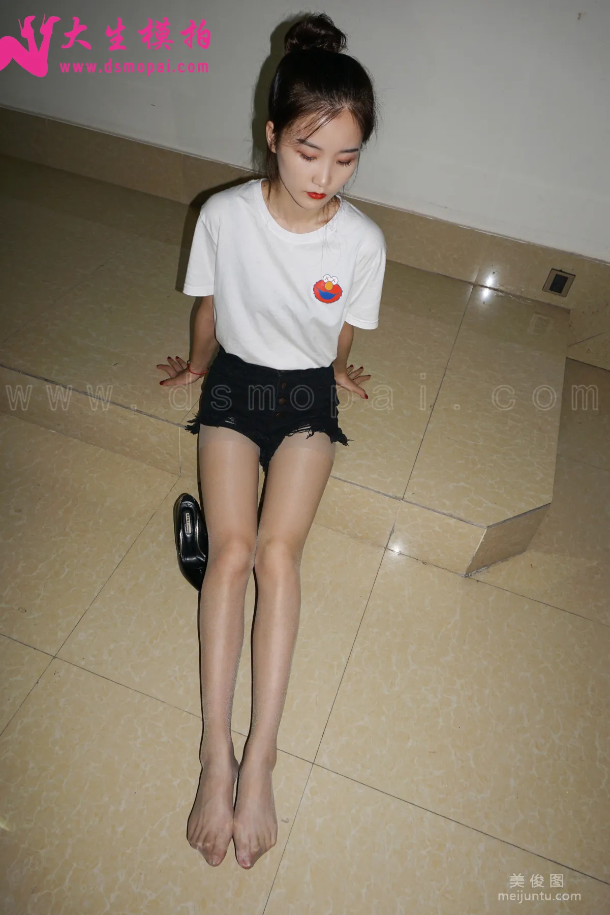 [DaSheng] No.151 You You, Flesh-Colored Stockings Under the Flash photo 19