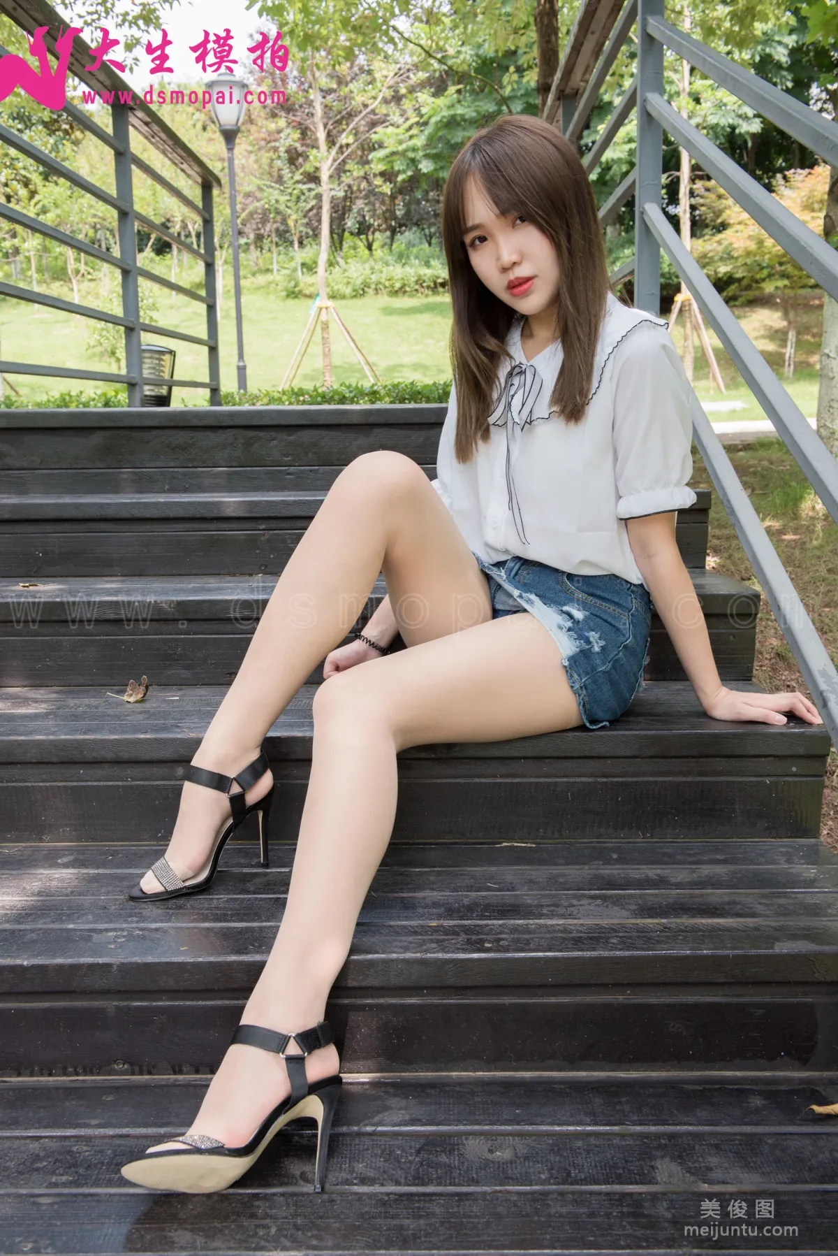 [DaSheng] No.137 Wan Ling, Short Skirt and Sheer Stockings in the Park photo 6