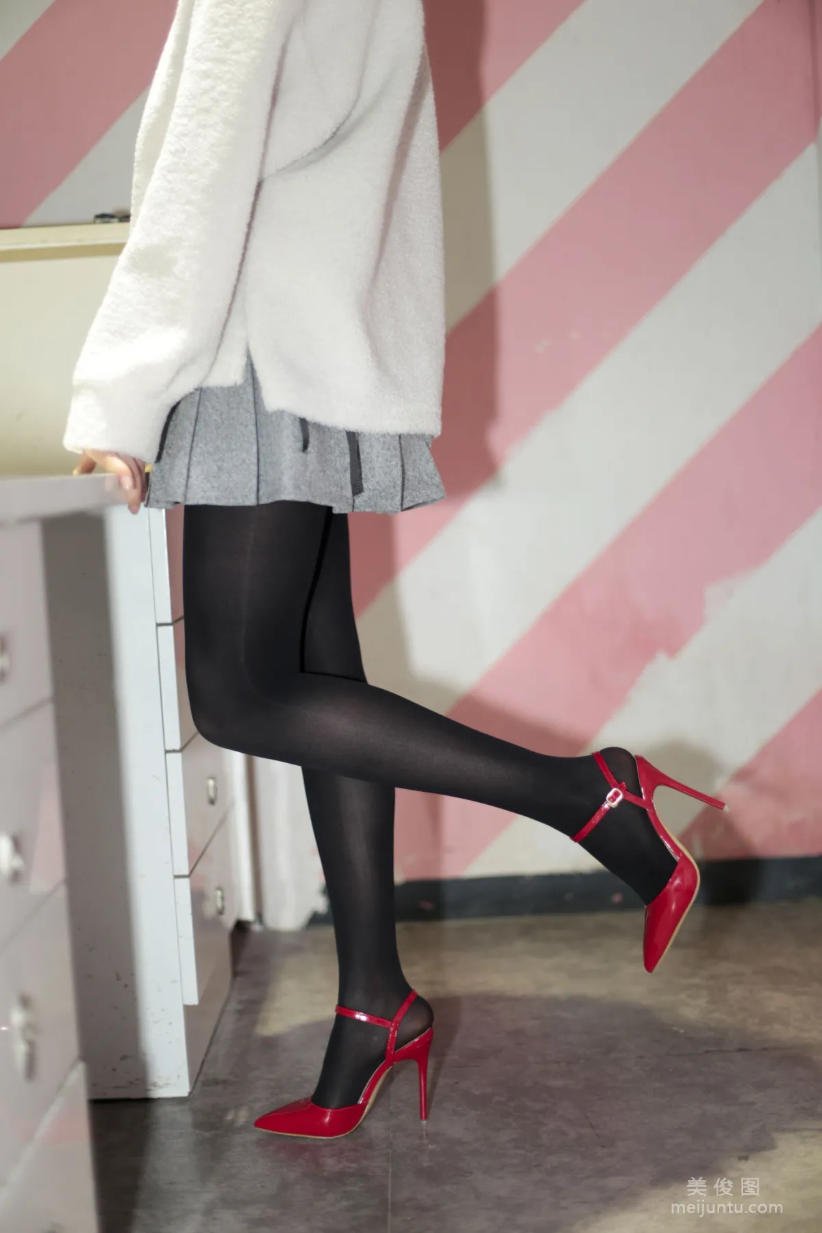 [Naisi] NO.077 Mao Li, Pure Black Stockings, True Red Shoes photo 2