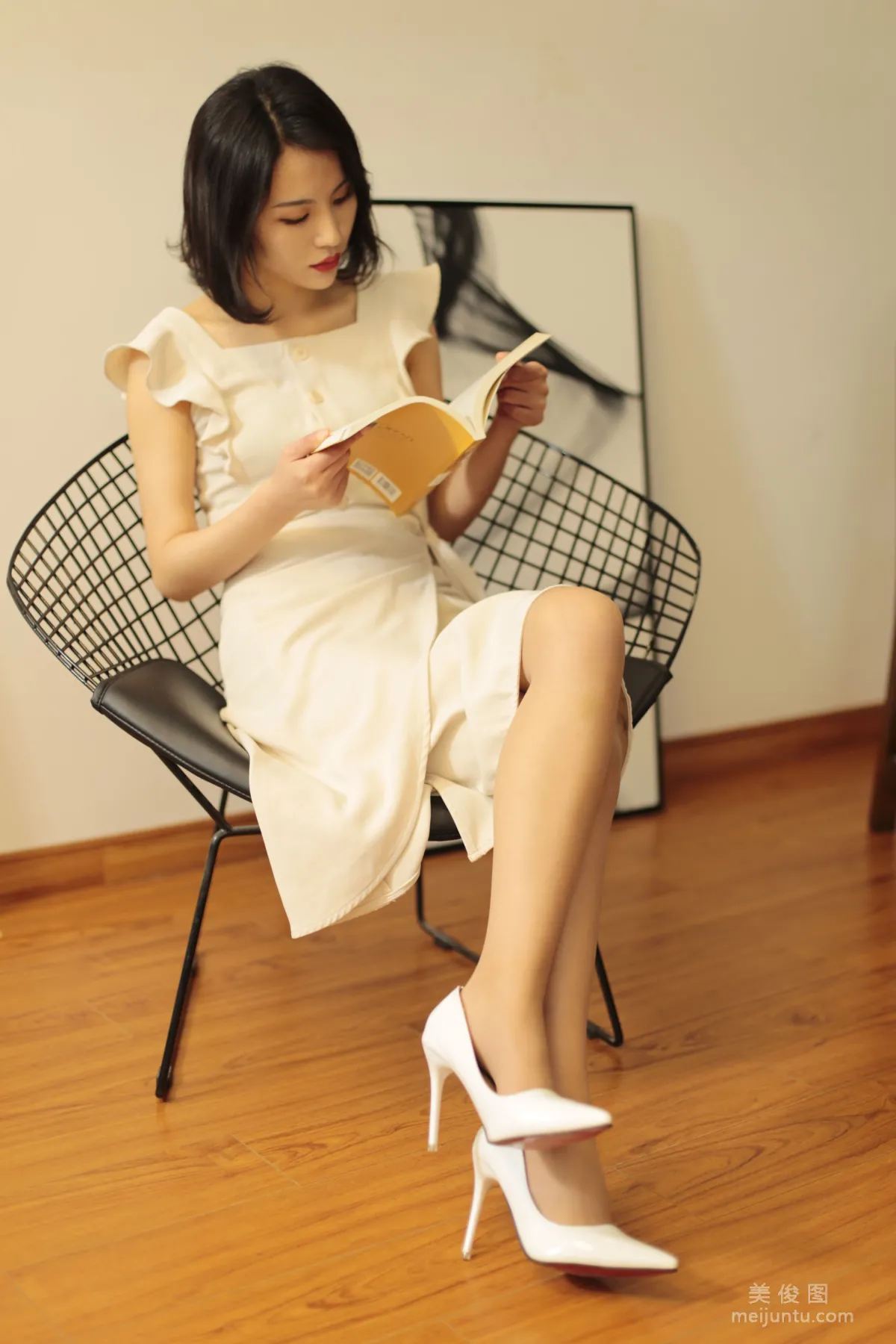 [Naisi] NO.009 Cheng Xi, Do You Choose to Read a Book or Look at Me? photo 1