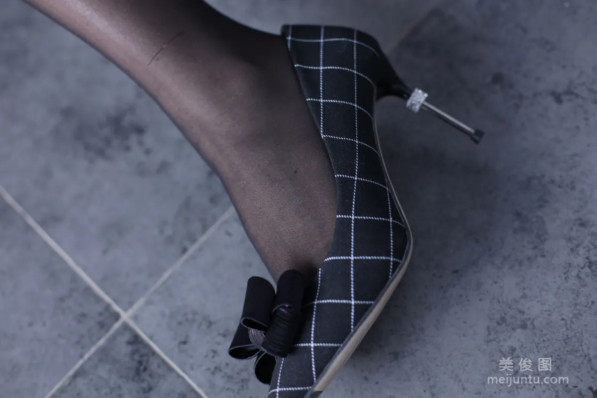 [Naisi] NO.065 Gao Gao - Knit Skirt with Black Stockings photo 5