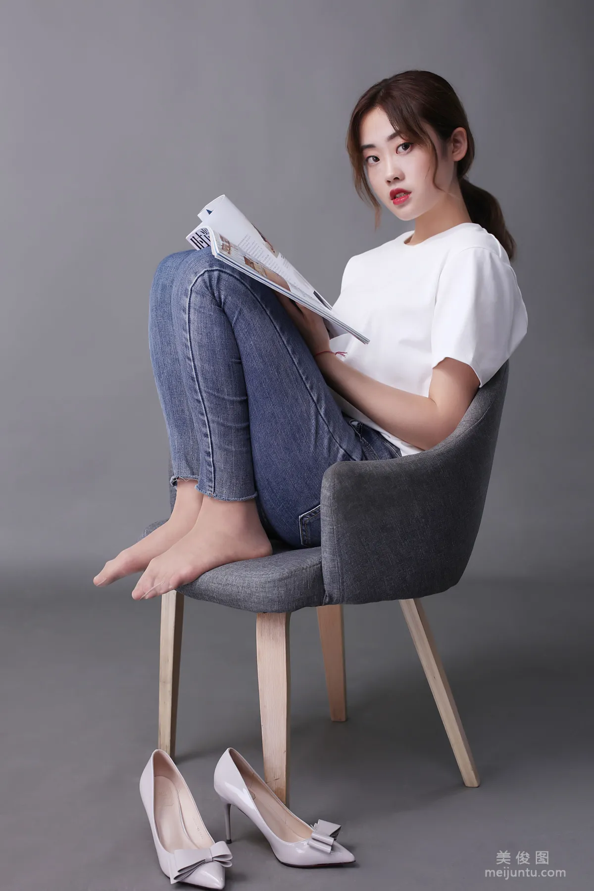 [Naisi] NO.127 Ke Le - Stockings in White T-Shirt and Jeans photo 2