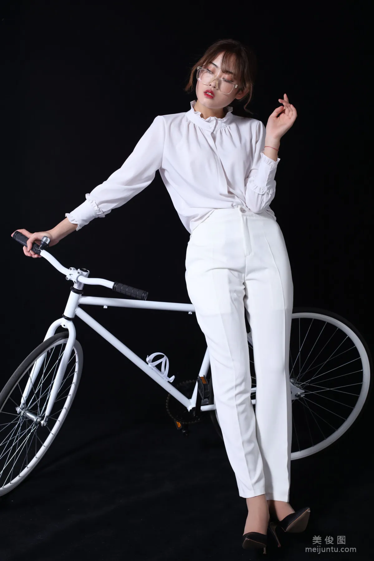 [Naisi] NO.126 Ke Le - Mature Woman Suit, Stockings in Pants photo 2