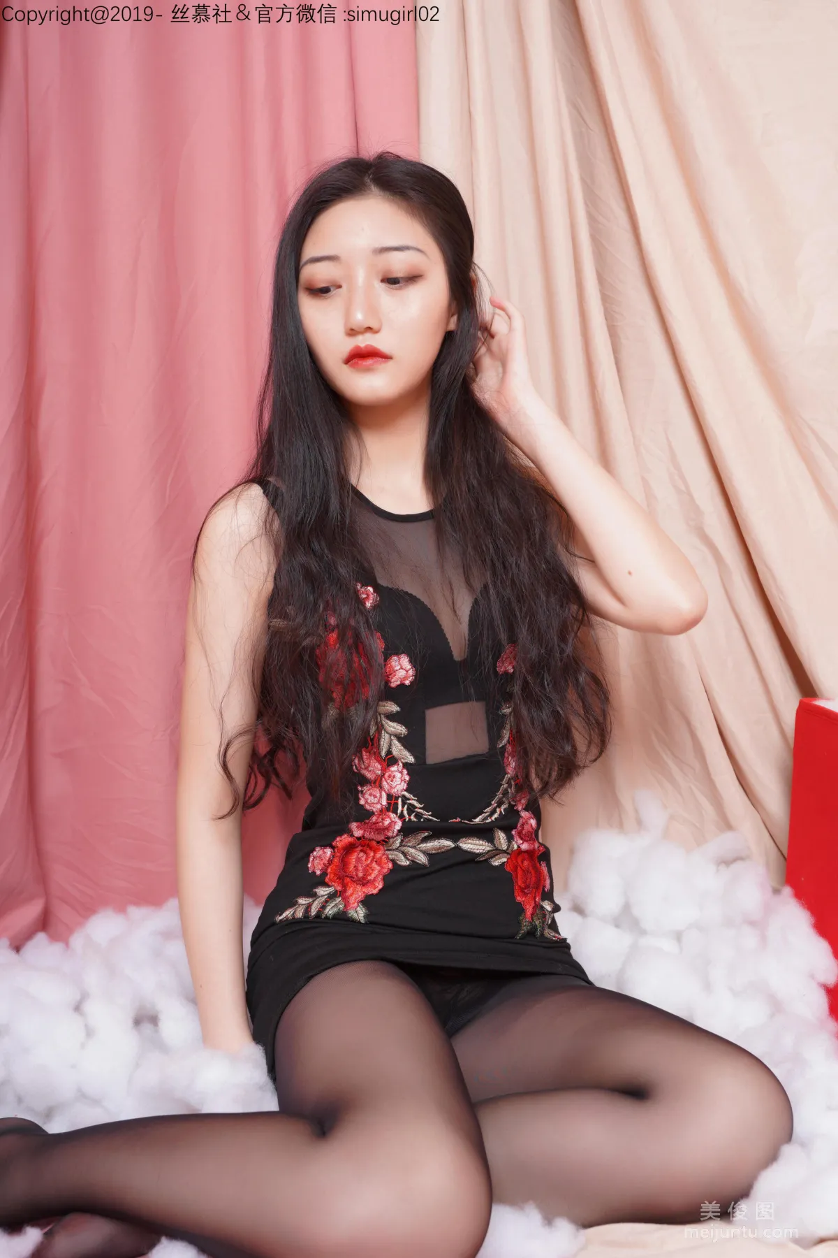 [SiMu] SM019 Shuang Shuang, Shuang Shuang in a V-Neck Qipao photo 7