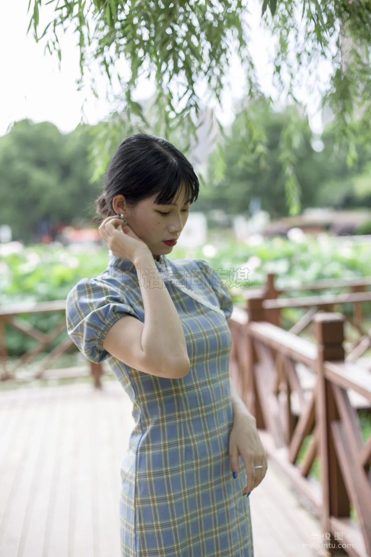 [SiHua] SH173 Shi Shi, Qipao and Silk Stockings Girl Strolls in the Park photo 38