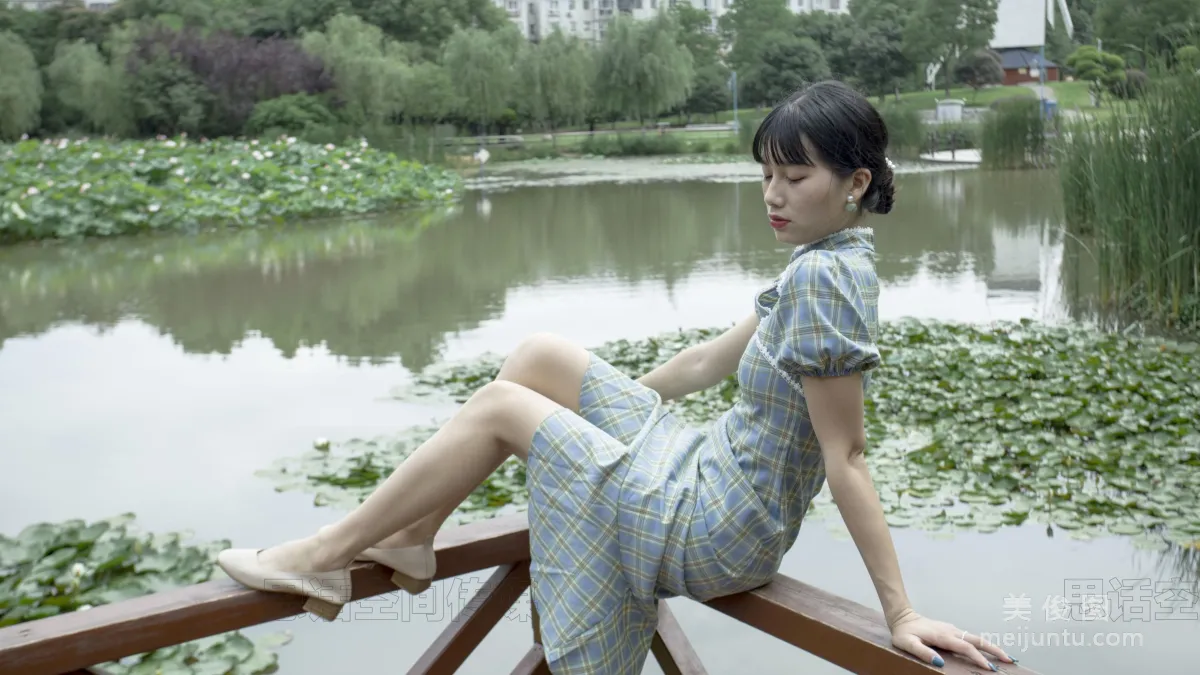[SiHua] SH173 Shi Shi, Qipao and Silk Stockings Girl Strolls in the Park photo 8