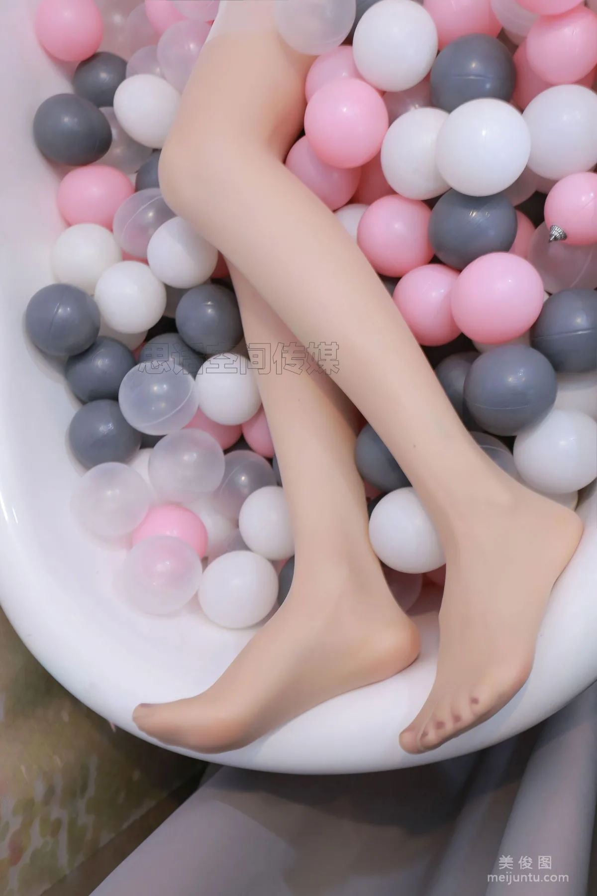 [SiHua] SH176 Xiao Die - Beautiful Legs Girl on a Balloon Ball photo 2