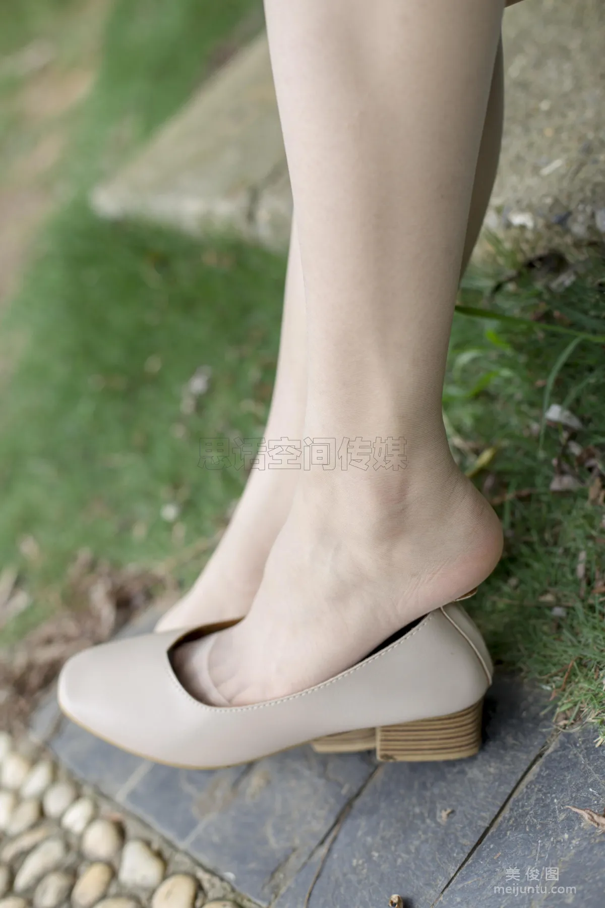 [SiHua] SH173 Shi Shi, Qipao and Silk Stockings Girl Strolls in the Park photo 16