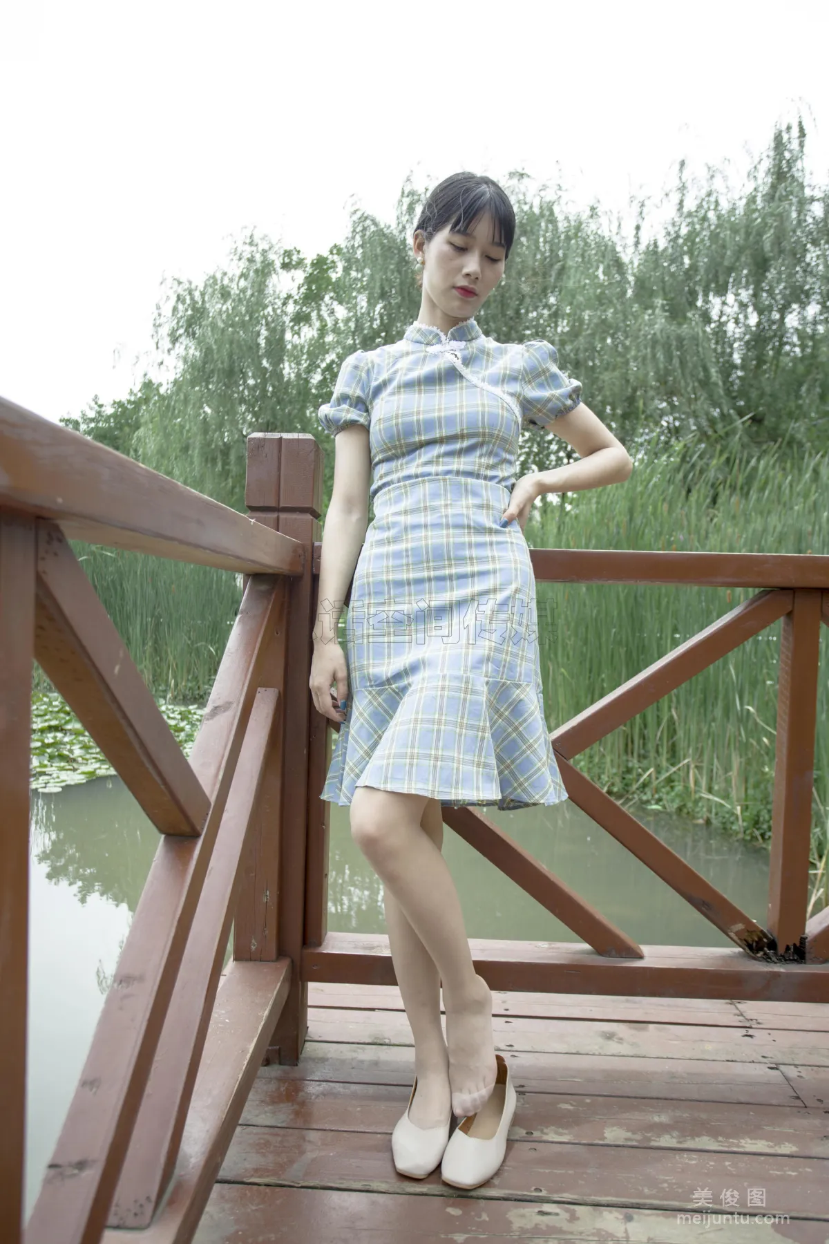[SiHua] SH173 Shi Shi, Qipao and Silk Stockings Girl Strolls in the Park photo 50