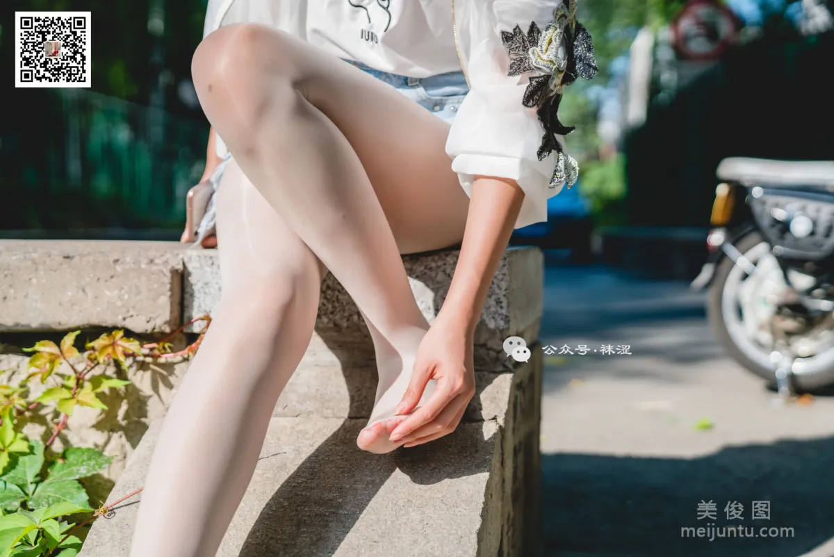 [袜涩] VOL.010  当穿白丝的妹子遇到大叔 写真套图60