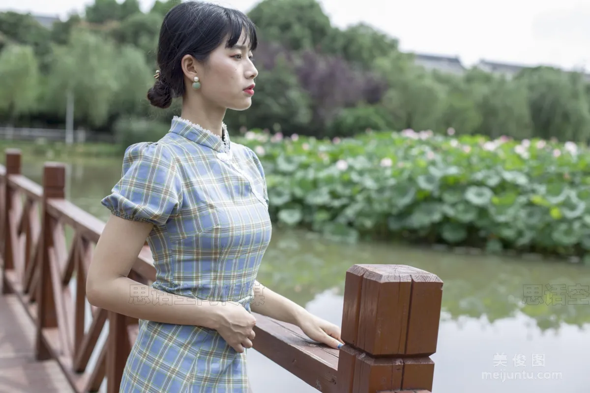 [SiHua] SH173 Shi Shi, Qipao and Silk Stockings Girl Strolls in the Park photo 35