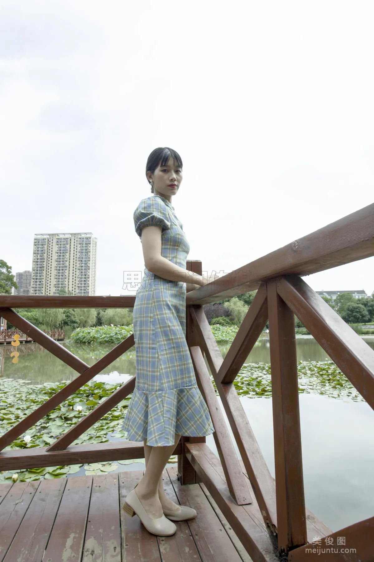[SiHua] SH173 Shi Shi, Qipao and Silk Stockings Girl Strolls in the Park photo 48