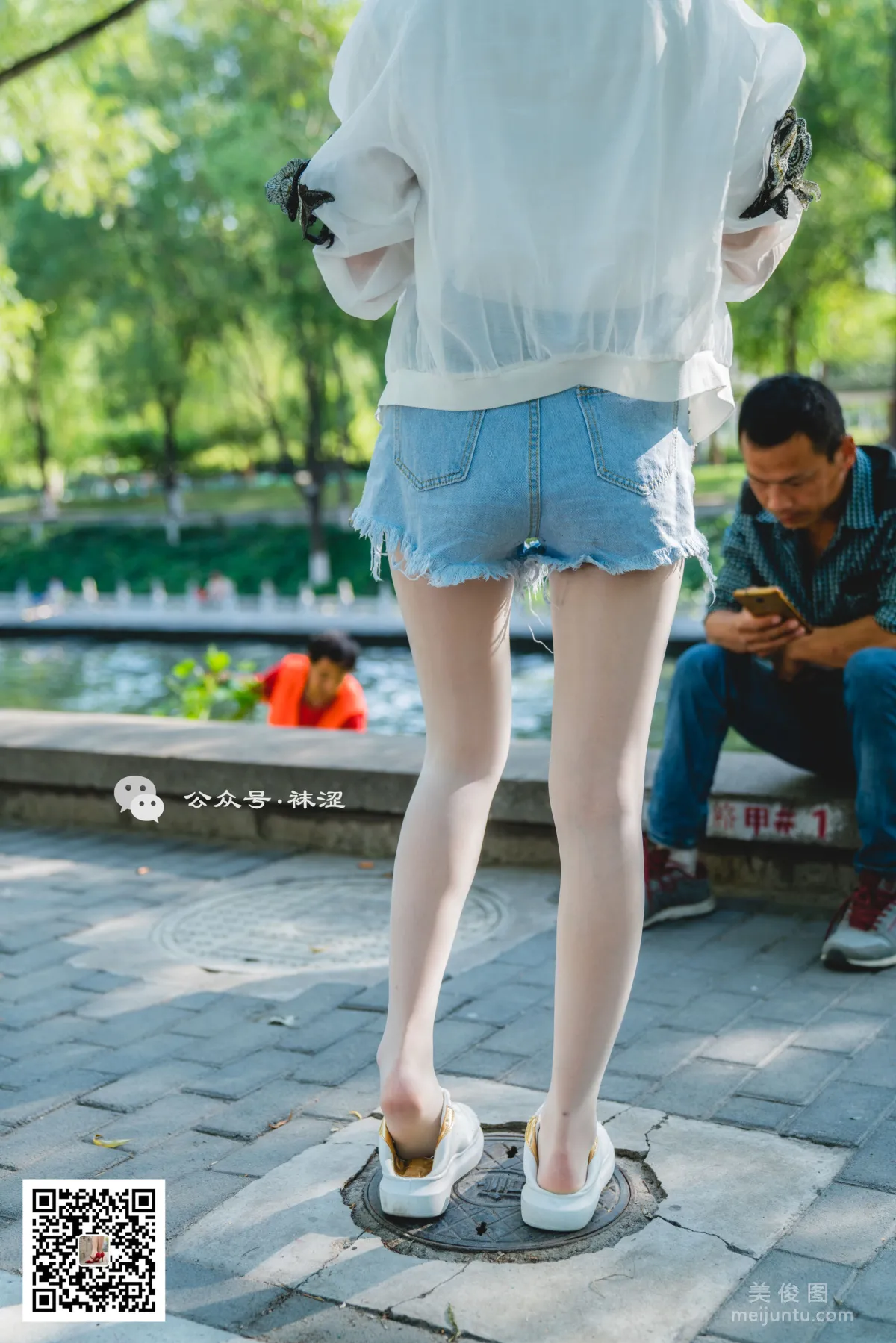 [袜涩] VOL.010  当穿白丝的妹子遇到大叔 写真套图43