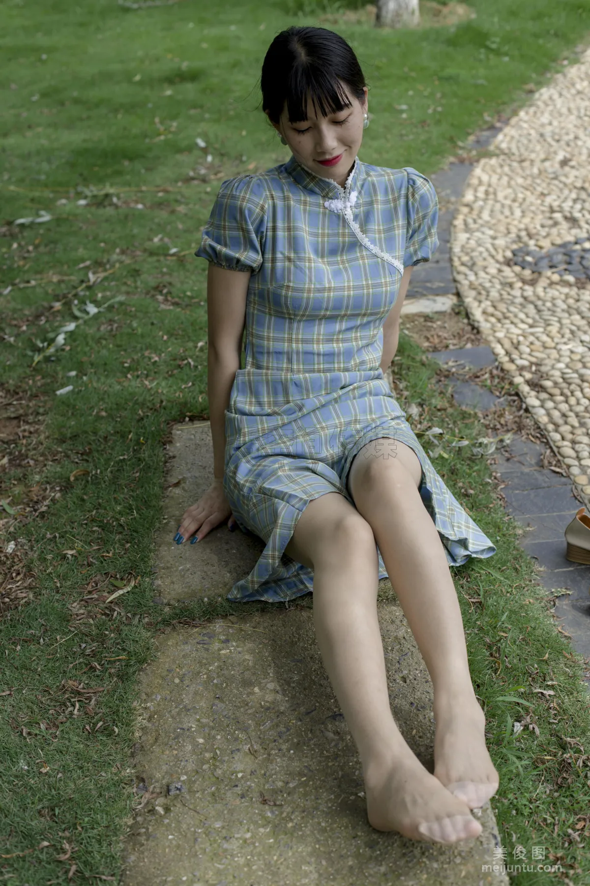 [SiHua] SH173 Shi Shi, Qipao and Silk Stockings Girl Strolls in the Park photo 25