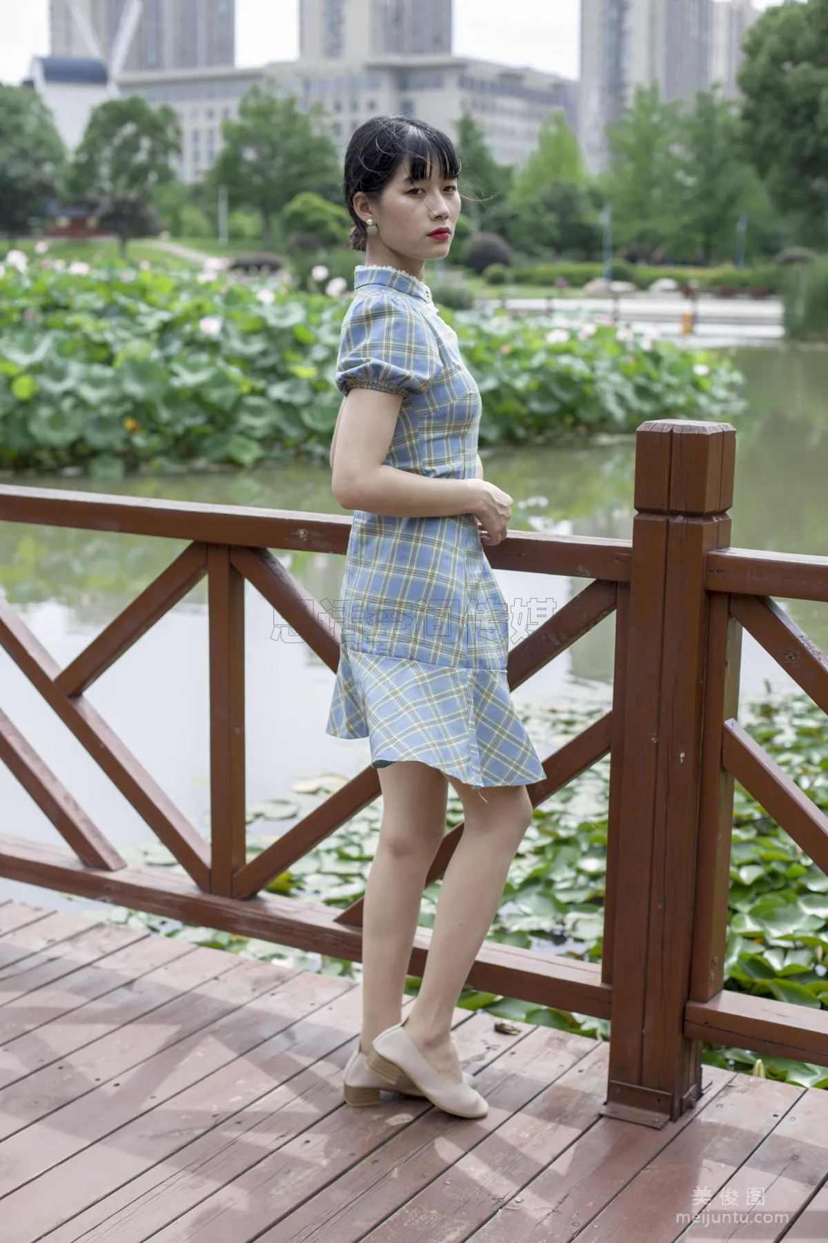[SiHua] SH173 Shi Shi, Qipao and Silk Stockings Girl Strolls in the Park photo 33