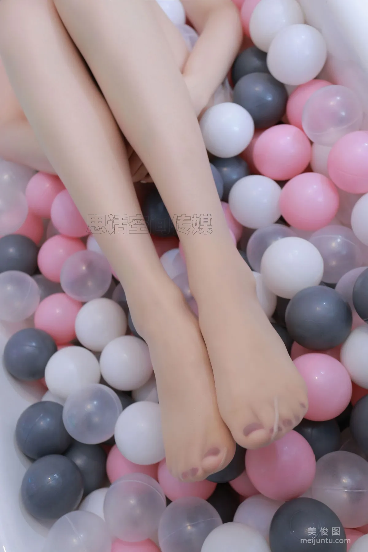 [SiHua] SH176 Xiao Die - Beautiful Legs Girl on a Balloon Ball photo 11