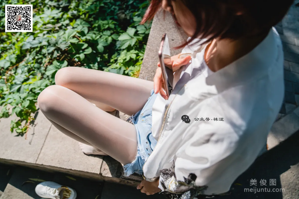[袜涩] VOL.010  当穿白丝的妹子遇到大叔 写真套图65