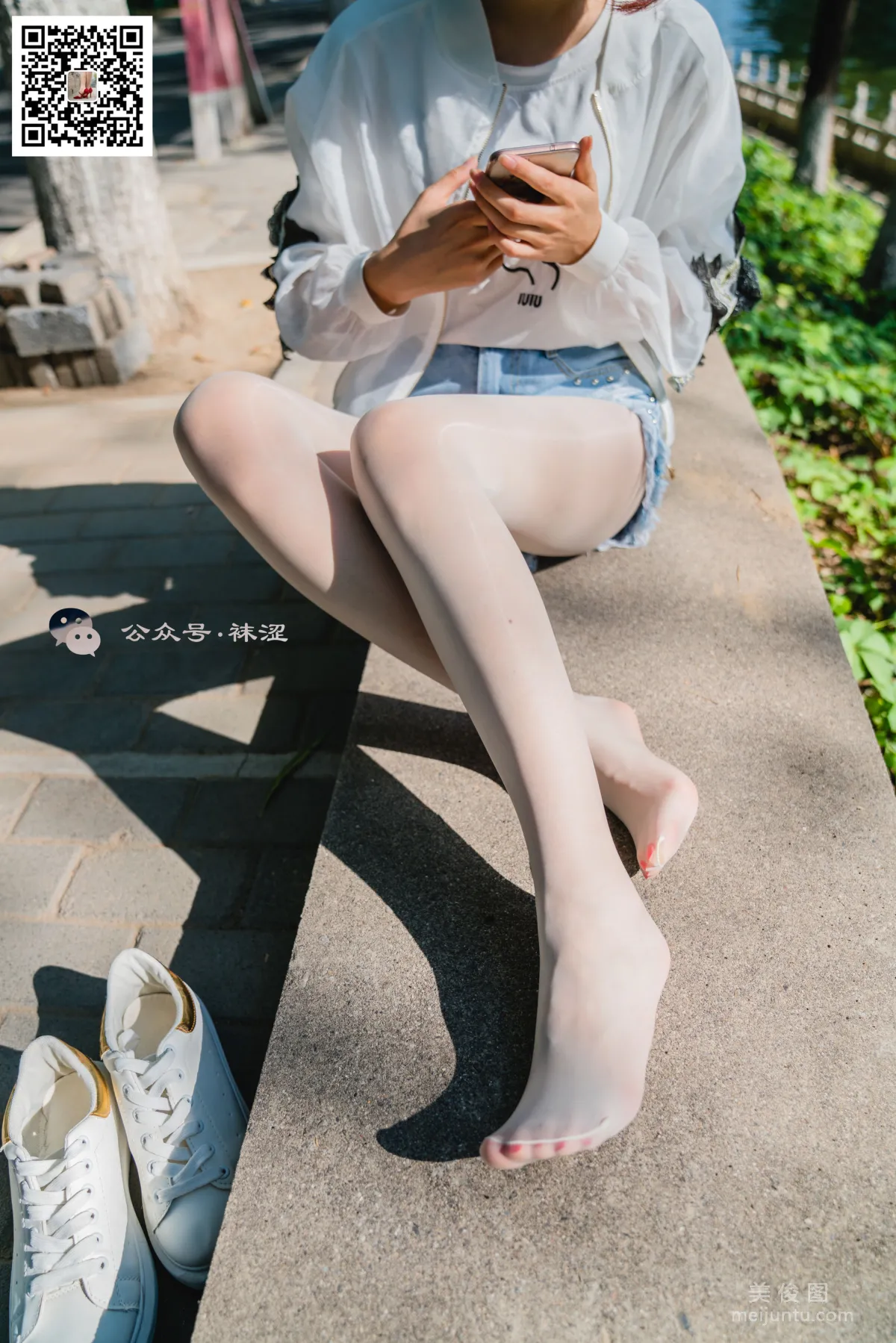 [袜涩] VOL.010  当穿白丝的妹子遇到大叔 写真套图16