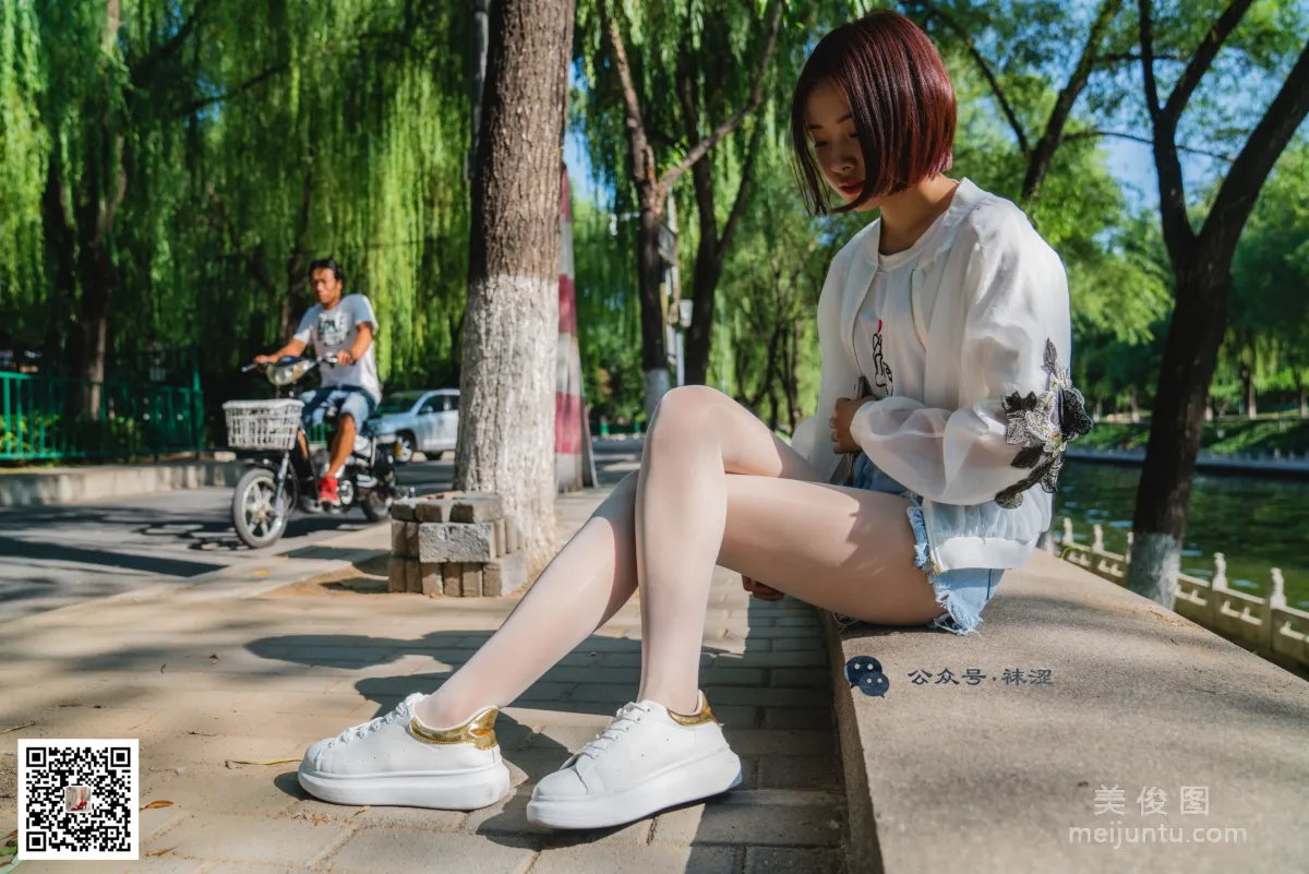 [袜涩] VOL.010  当穿白丝的妹子遇到大叔 写真套图8