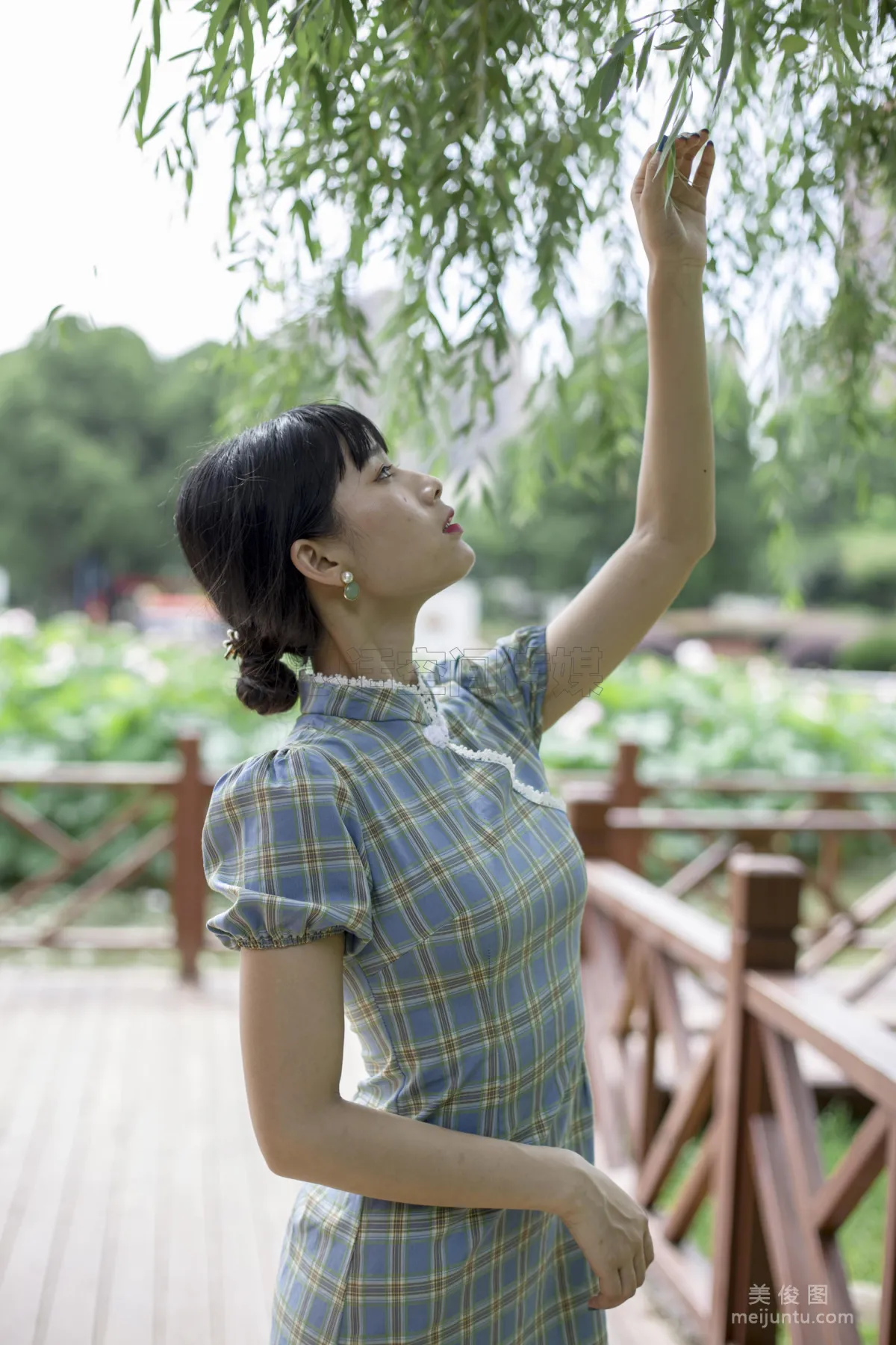 [SiHua] SH173 Shi Shi, Qipao and Silk Stockings Girl Strolls in the Park photo 37