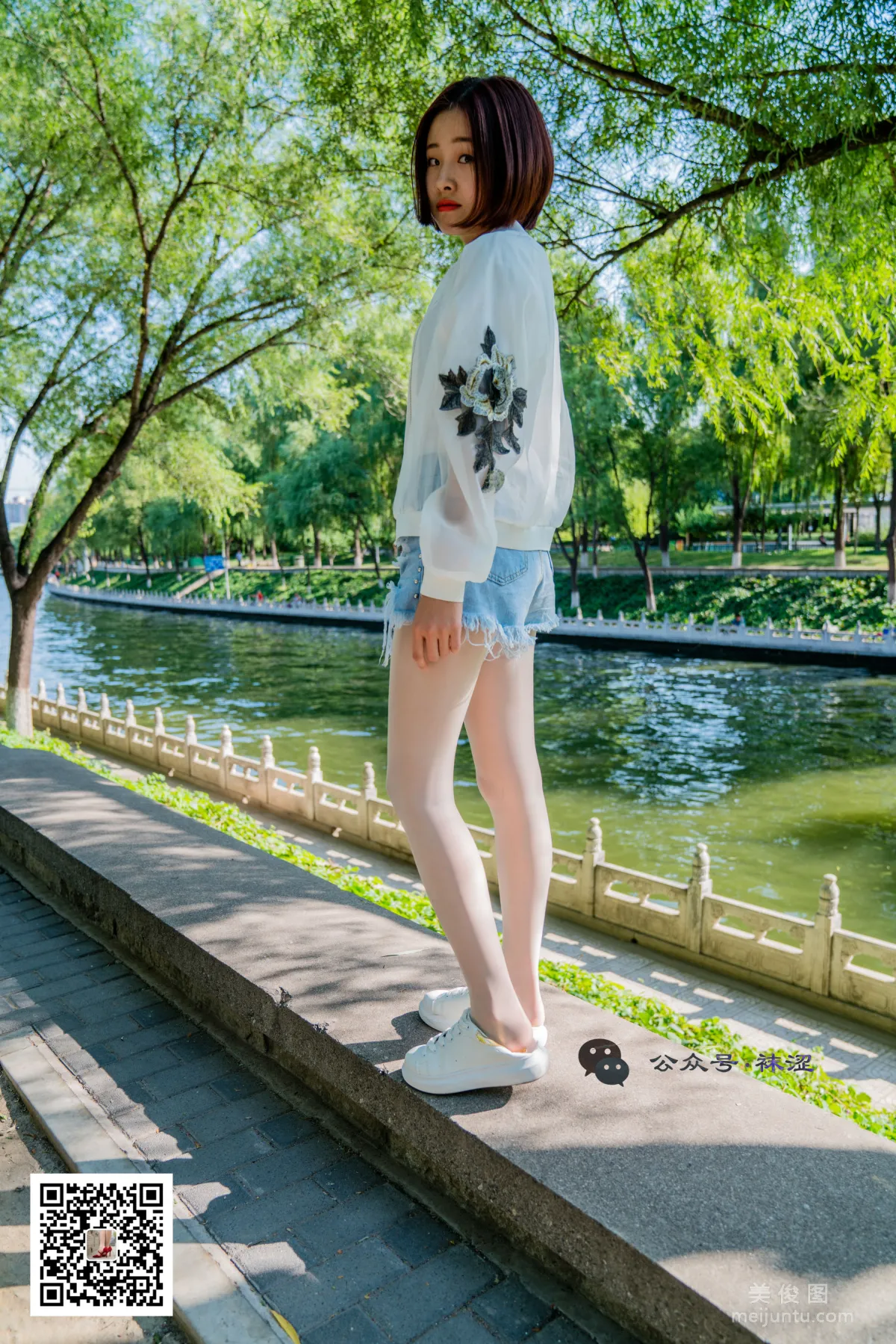 [袜涩] VOL.010  当穿白丝的妹子遇到大叔 写真套图34
