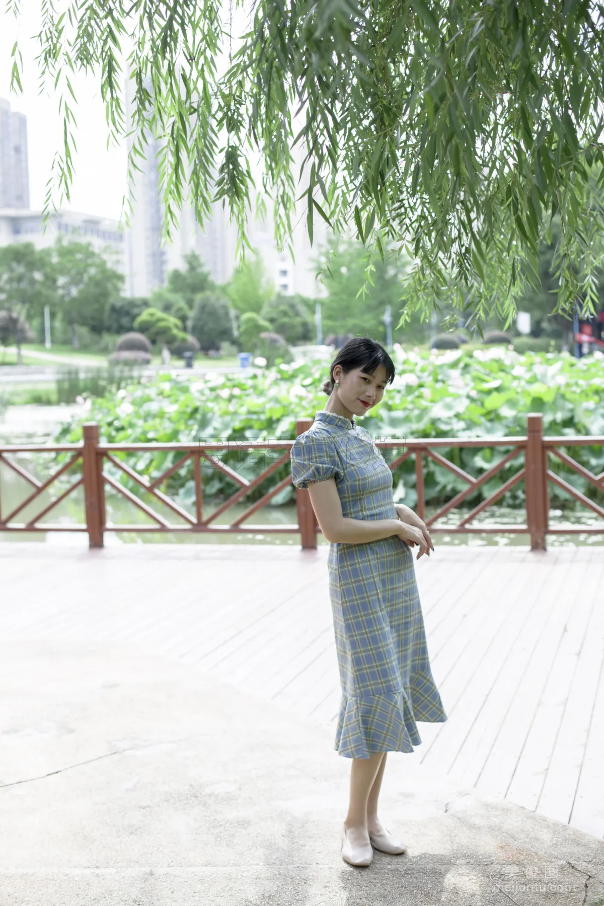 [SiHua] SH173 Shi Shi, Qipao and Silk Stockings Girl Strolls in the Park photo 36