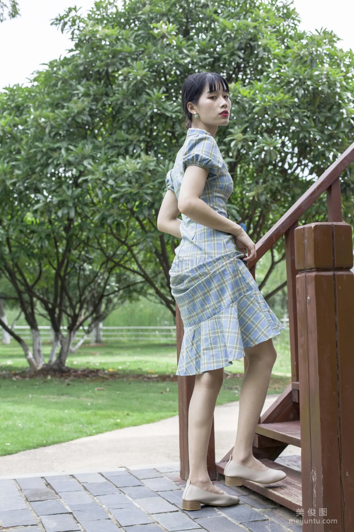 [SiHua] SH173 Shi Shi, Qipao and Silk Stockings Girl Strolls in the Park photo 46