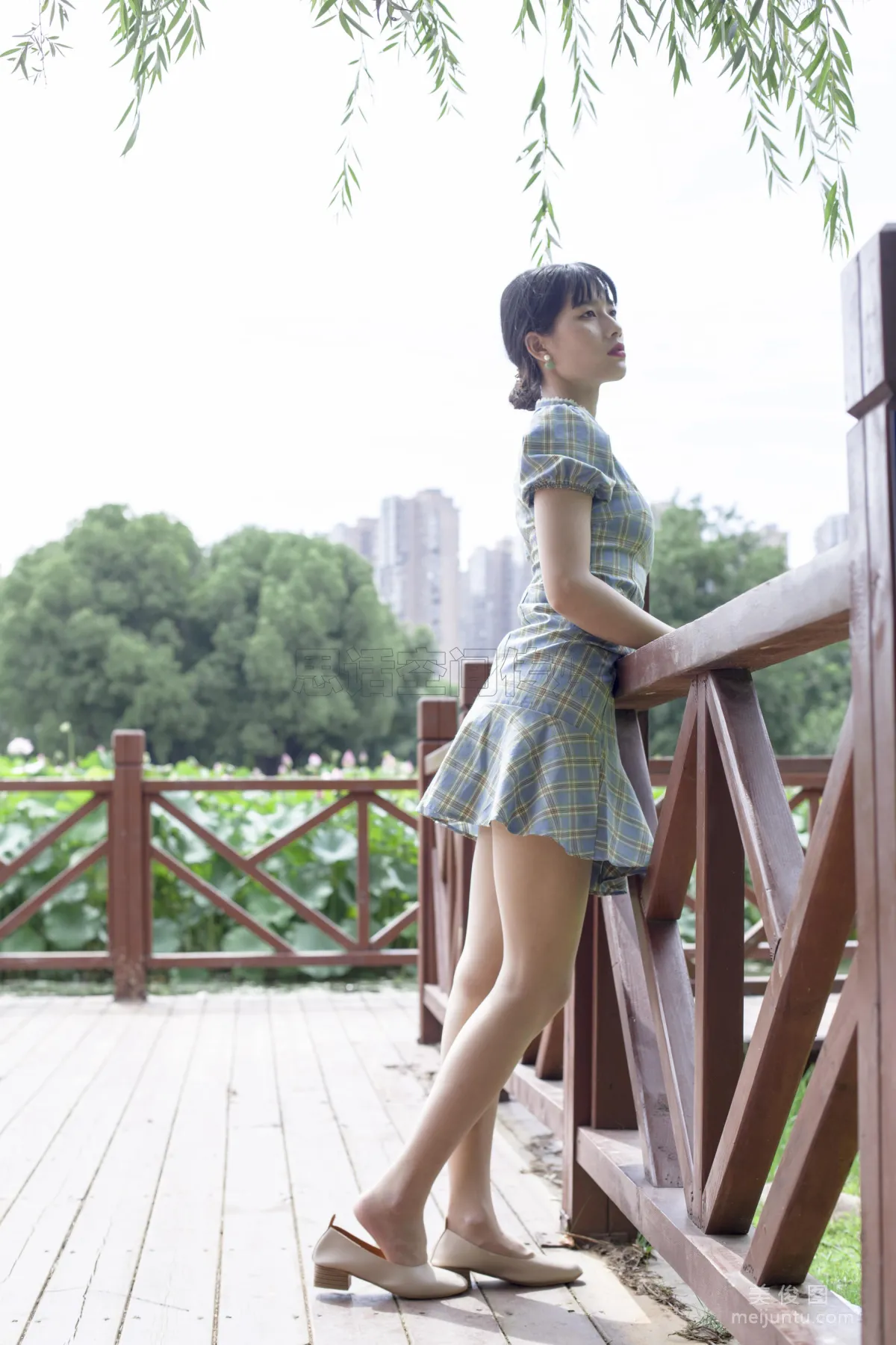[SiHua] SH173 Shi Shi, Qipao and Silk Stockings Girl Strolls in the Park photo 1