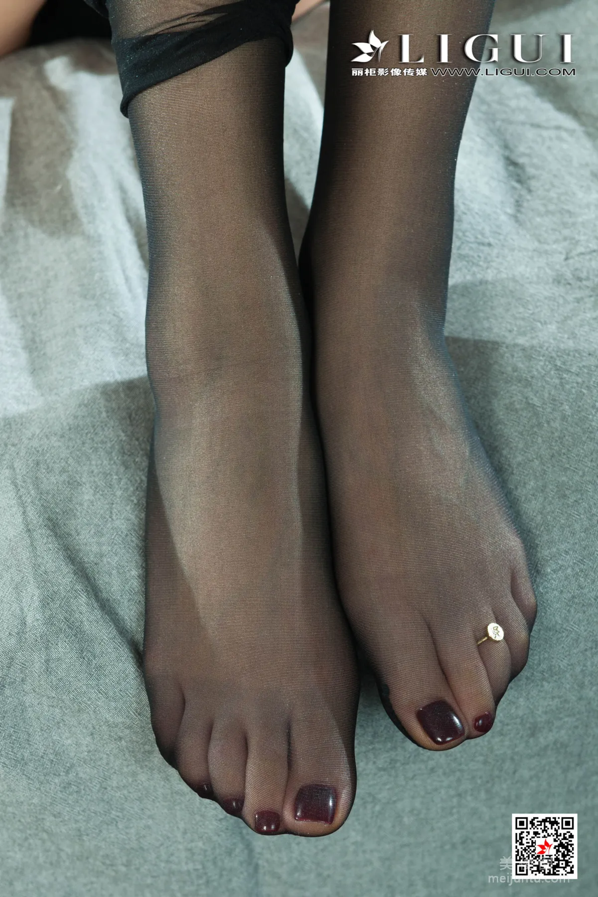 [Ligui] Model Li Tongxue - Black Stockings OL Beautiful Legs and Jade Feet photo 42