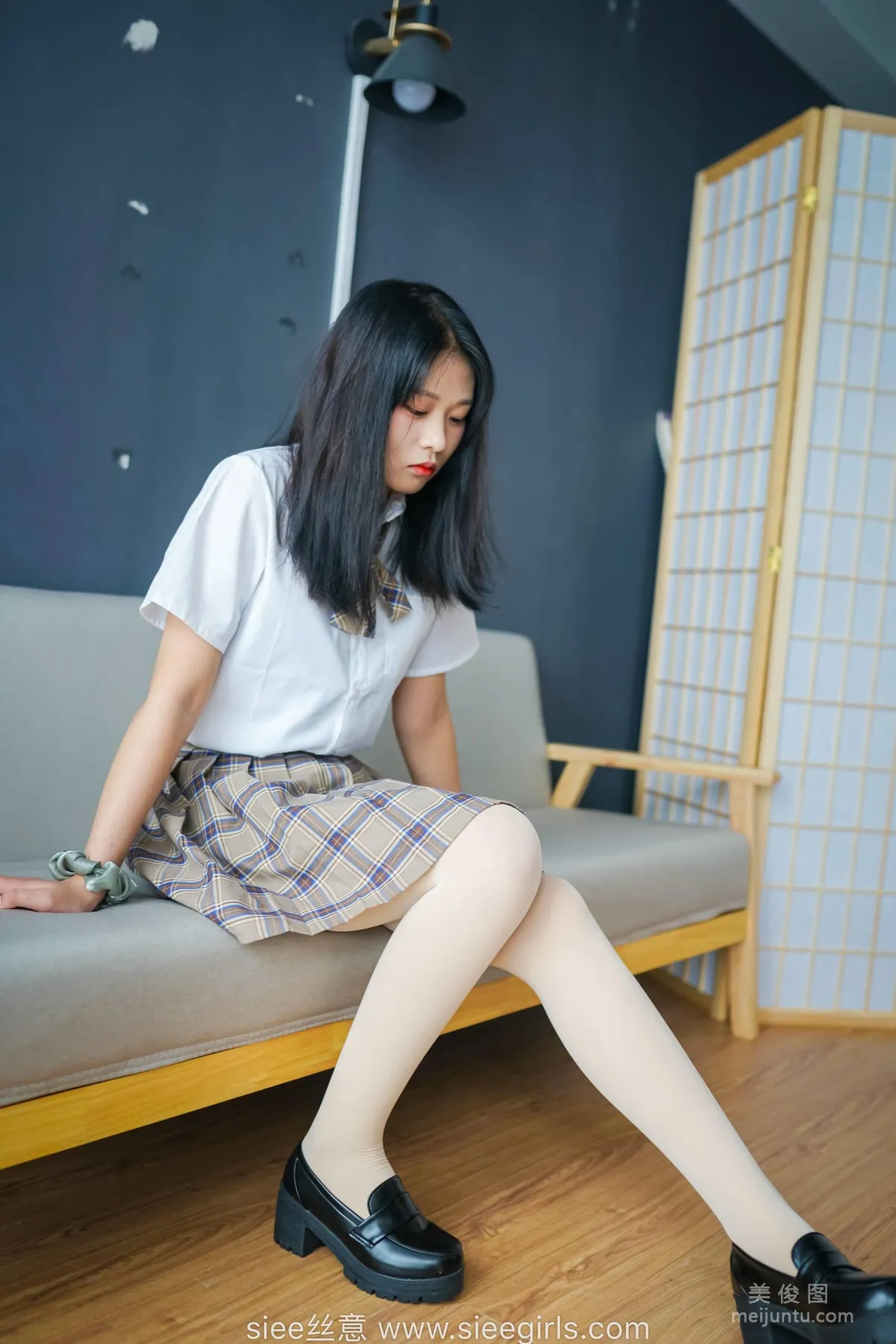 [絲意SIEE] No.472 文文 - 小皮鞋學生裝，厚肉絲 1