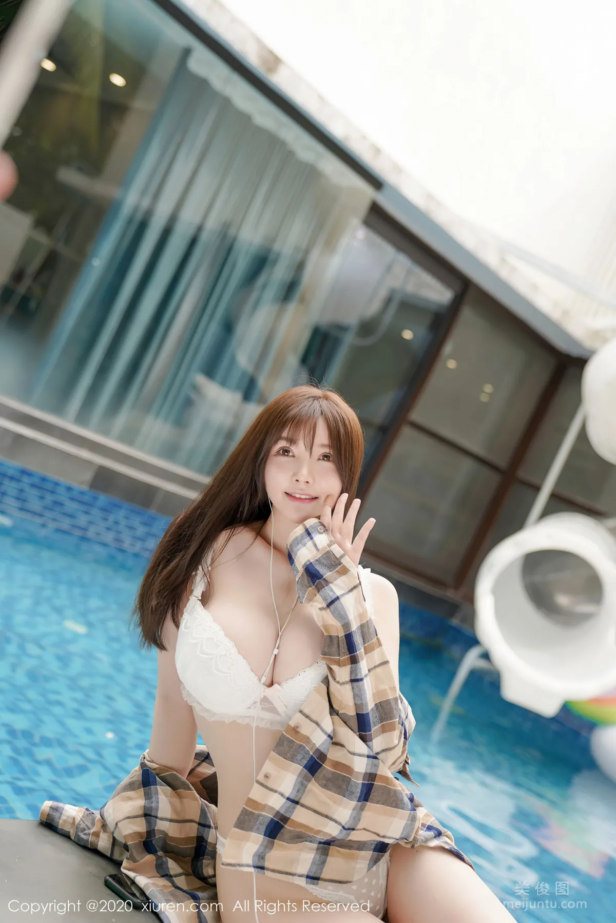 [XiuRen] No.2708 Mini Dameng Meng - Plaid Shirt Sexy Blooming in the Pool photo 11