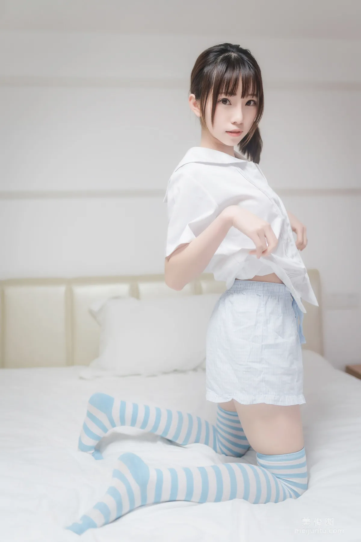 [Cosplay] Kitaro_绮太郎 - 藍白條紋襪 17