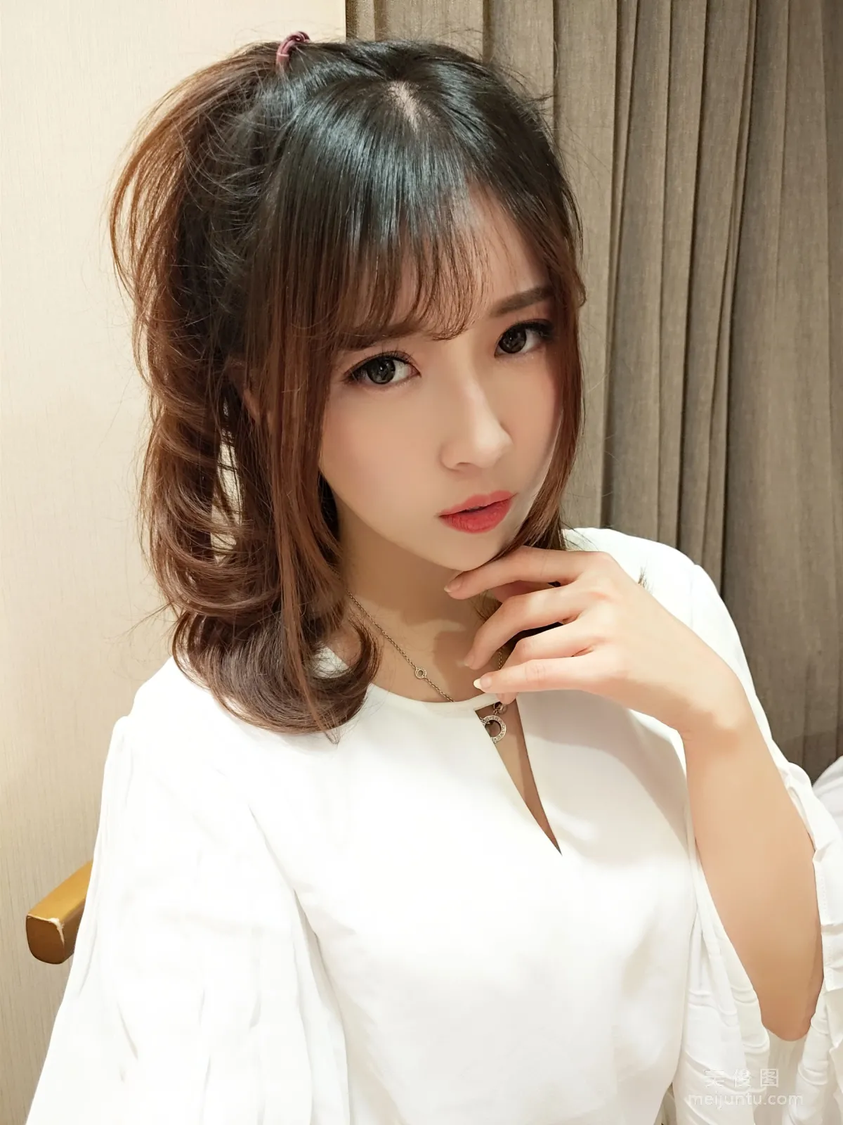 Douyu Streamer Little Witch Luna - OL Style Skin-Color Pantyhose photo 4