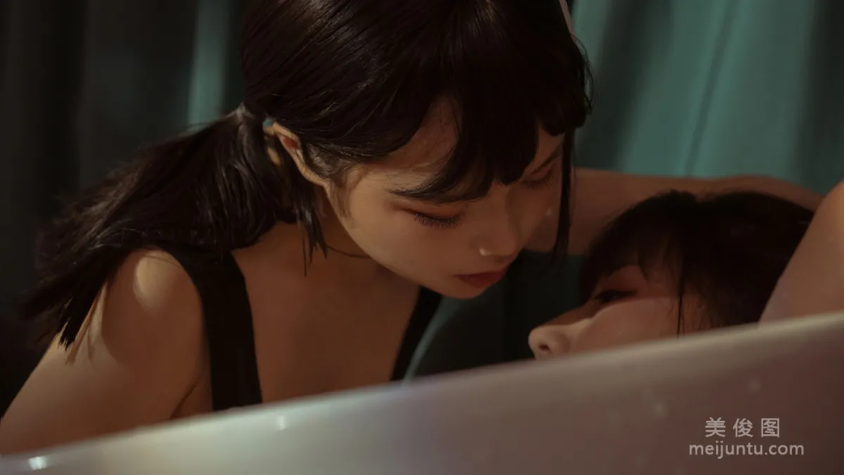 [Cosplay] Qiyue Miaozi - Black and White Two-Person Bathtub photo 19