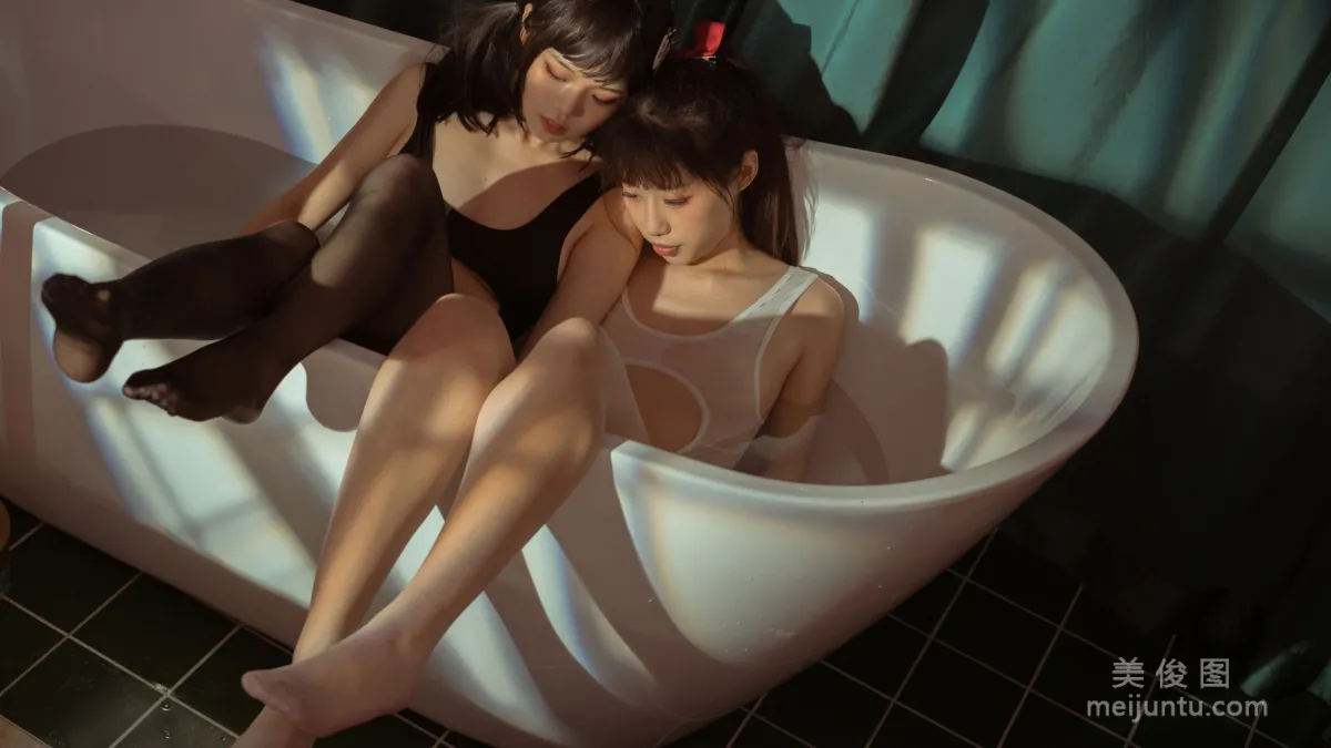 [Cosplay] Qiyue Miaozi - Black and White Two-Person Bathtub photo 4