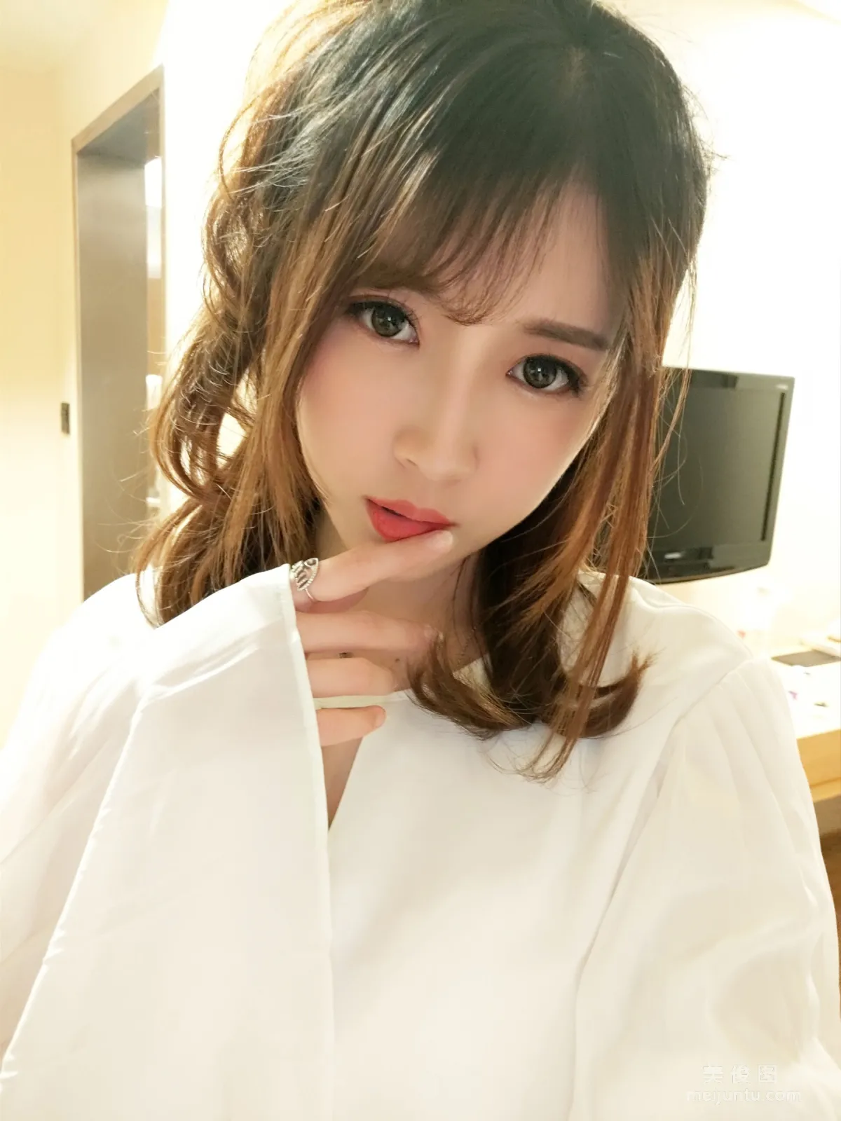 Douyu Streamer Little Witch Luna - OL Style Skin-Color Pantyhose photo 3