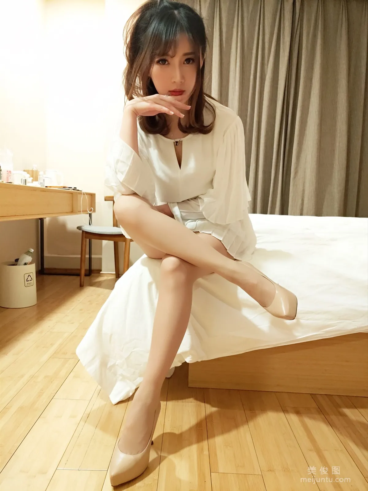 Douyu Streamer Little Witch Luna - OL Style Skin-Color Pantyhose photo 19