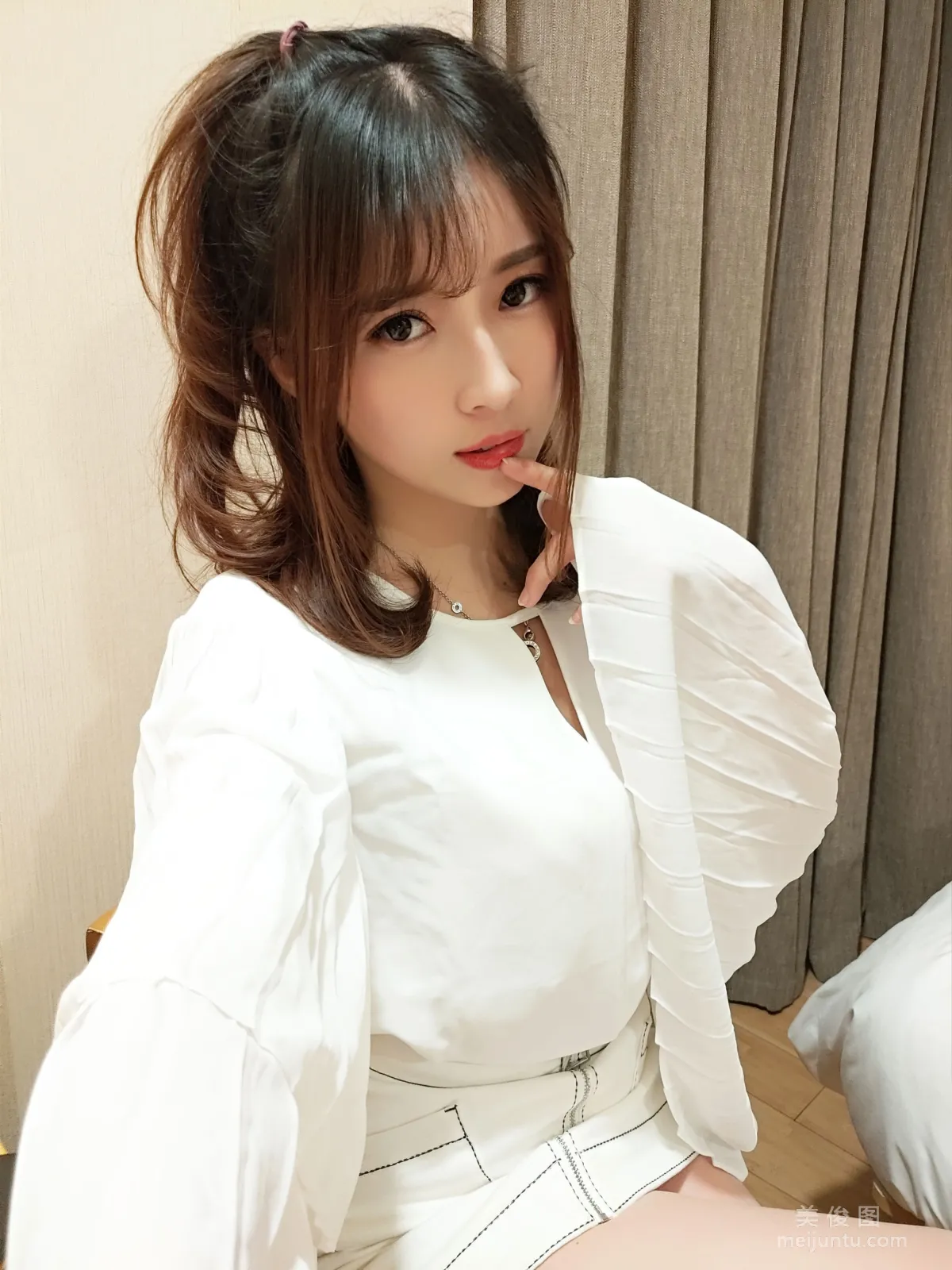 Douyu Streamer Little Witch Luna - OL Style Skin-Color Pantyhose photo 5