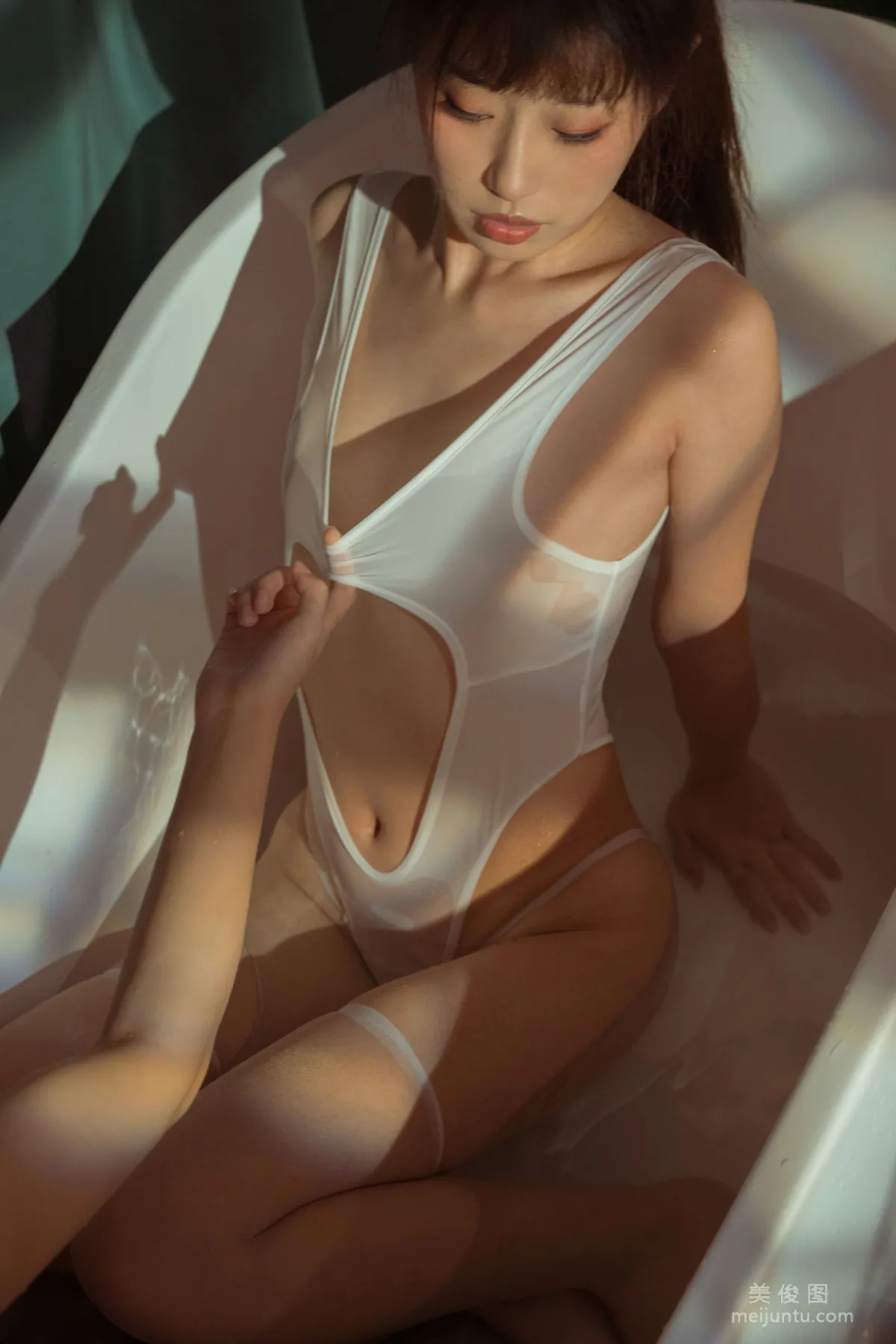 [Cosplay] Qiyue Miaozi - Black and White Two-Person Bathtub photo 18