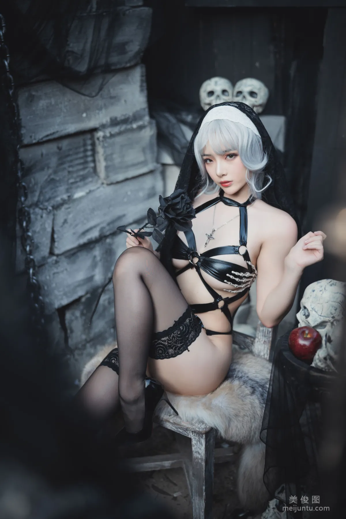 [Cosplay] 雯妹 - 暗黑修女 17