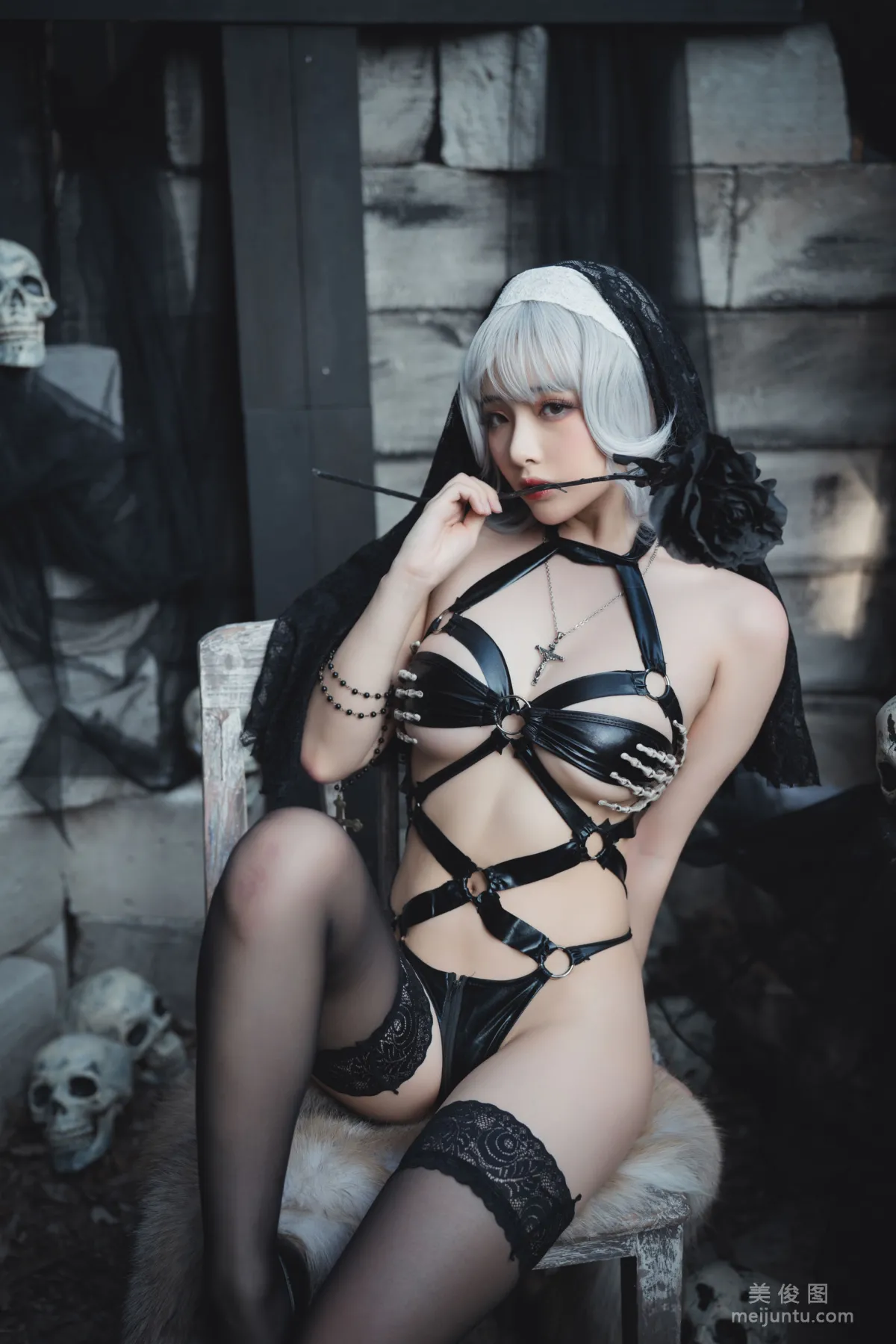 [Cosplay] 雯妹 - 暗黑修女 15