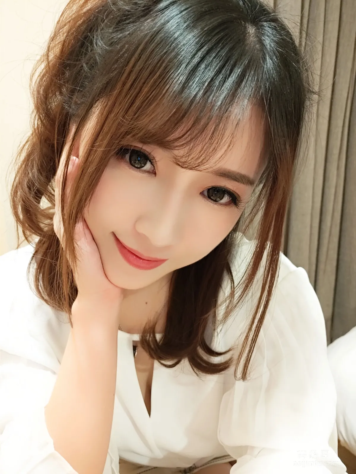 Douyu Streamer Little Witch Luna - OL Style Skin-Color Pantyhose photo 6