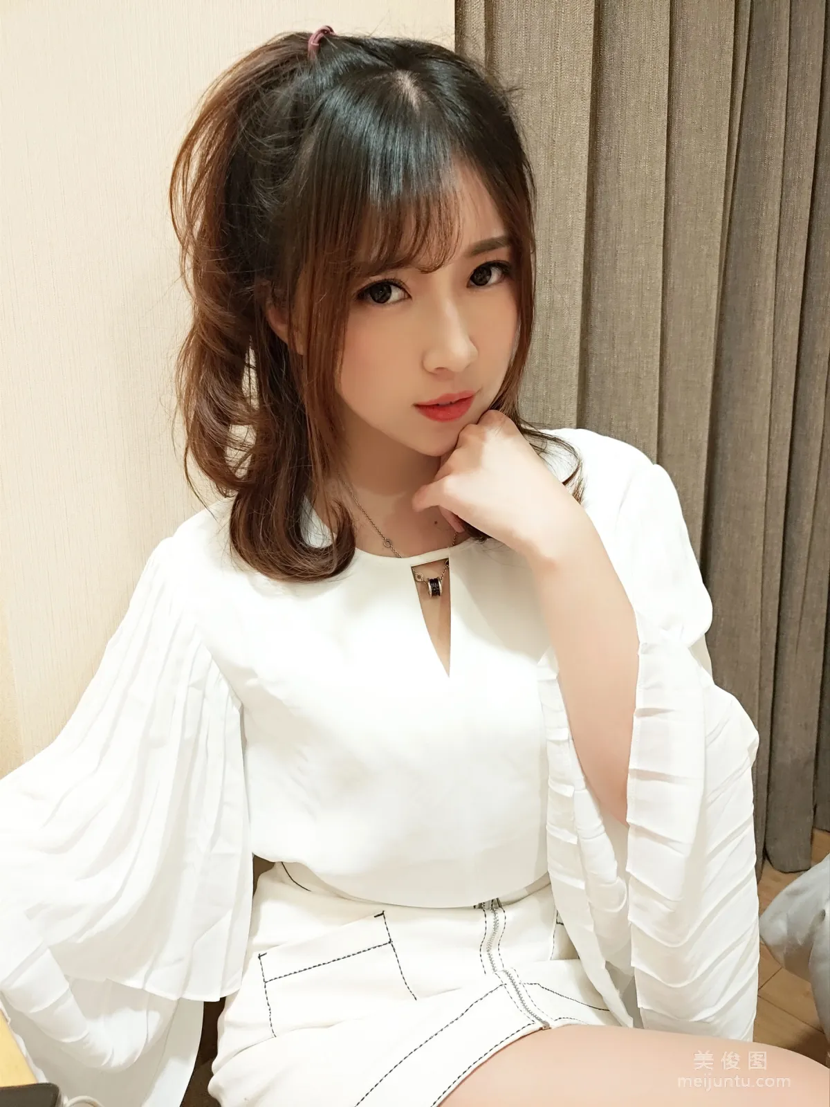 Douyu Streamer Little Witch Luna - OL Style Skin-Color Pantyhose photo 12