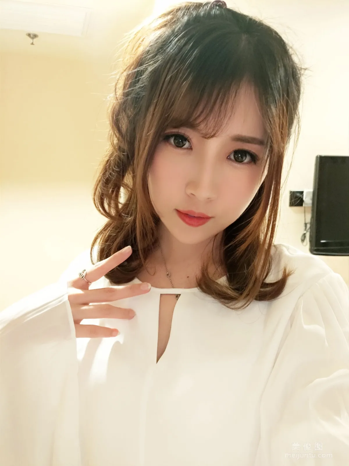 Douyu Streamer Little Witch Luna - OL Style Skin-Color Pantyhose photo 2