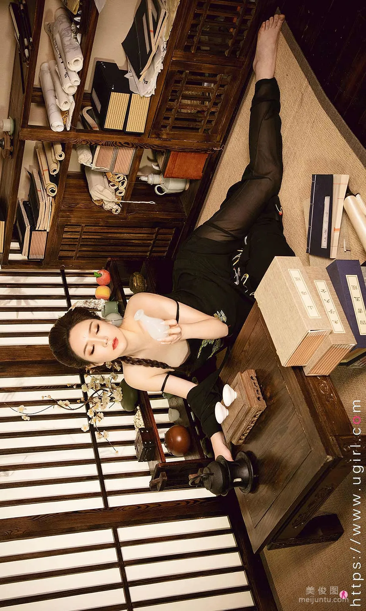 [Ugirls] NO.2009 Jin Zilin - Night Meeting in Neon Dress as the Lanterns Light Up photo 24